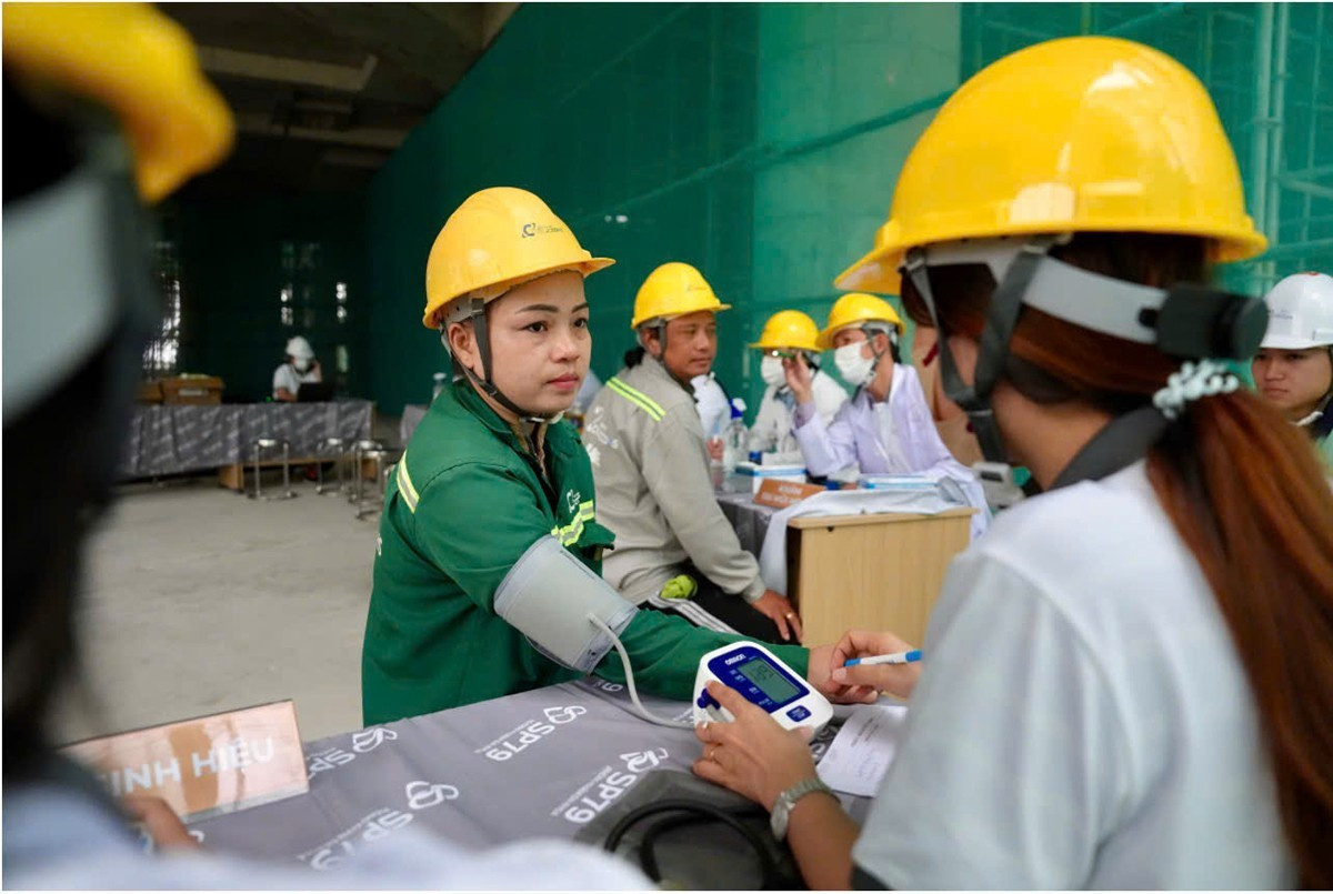 Los obreros reciben revisiones médicas en el marco del programa “Construir el Tet 2026".