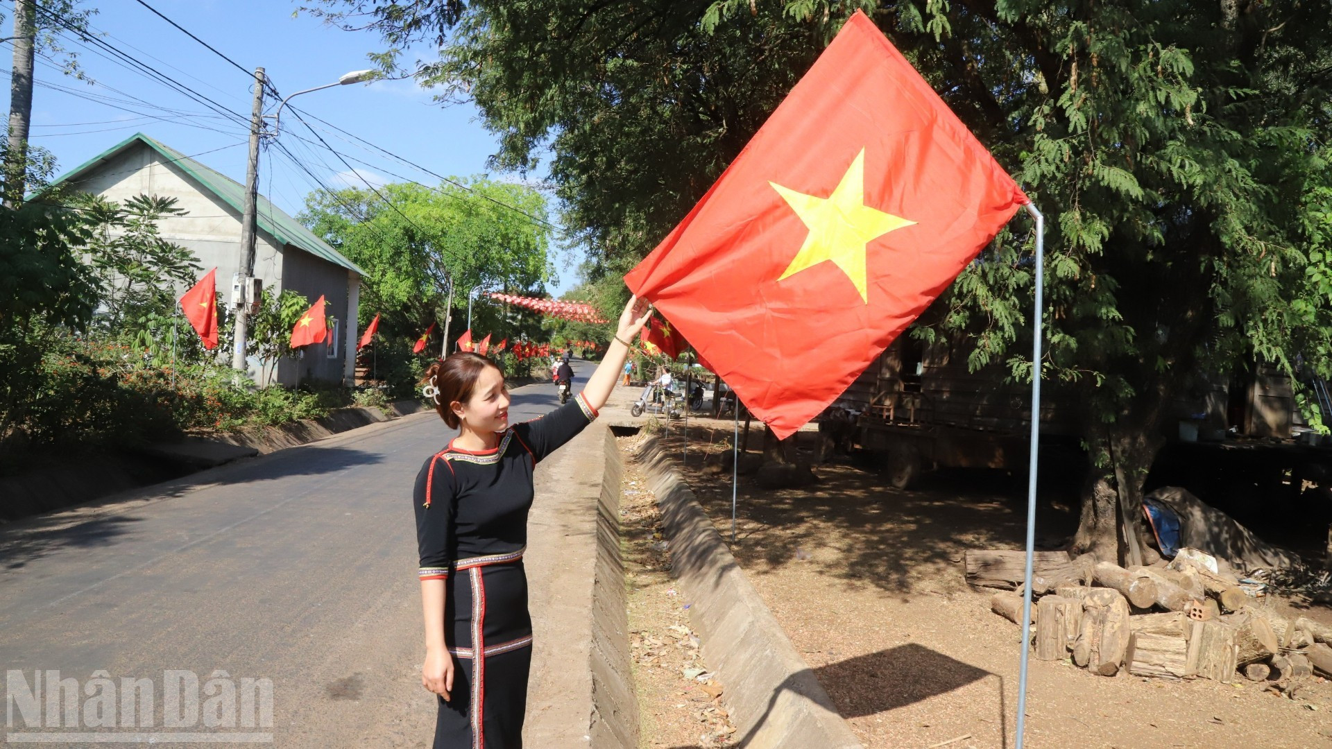 [Fotos] Comunidades de minorías étnicas de Dak Lak ponen sus ojos en el XIV Congreso del Partido Comunista de Vietnam