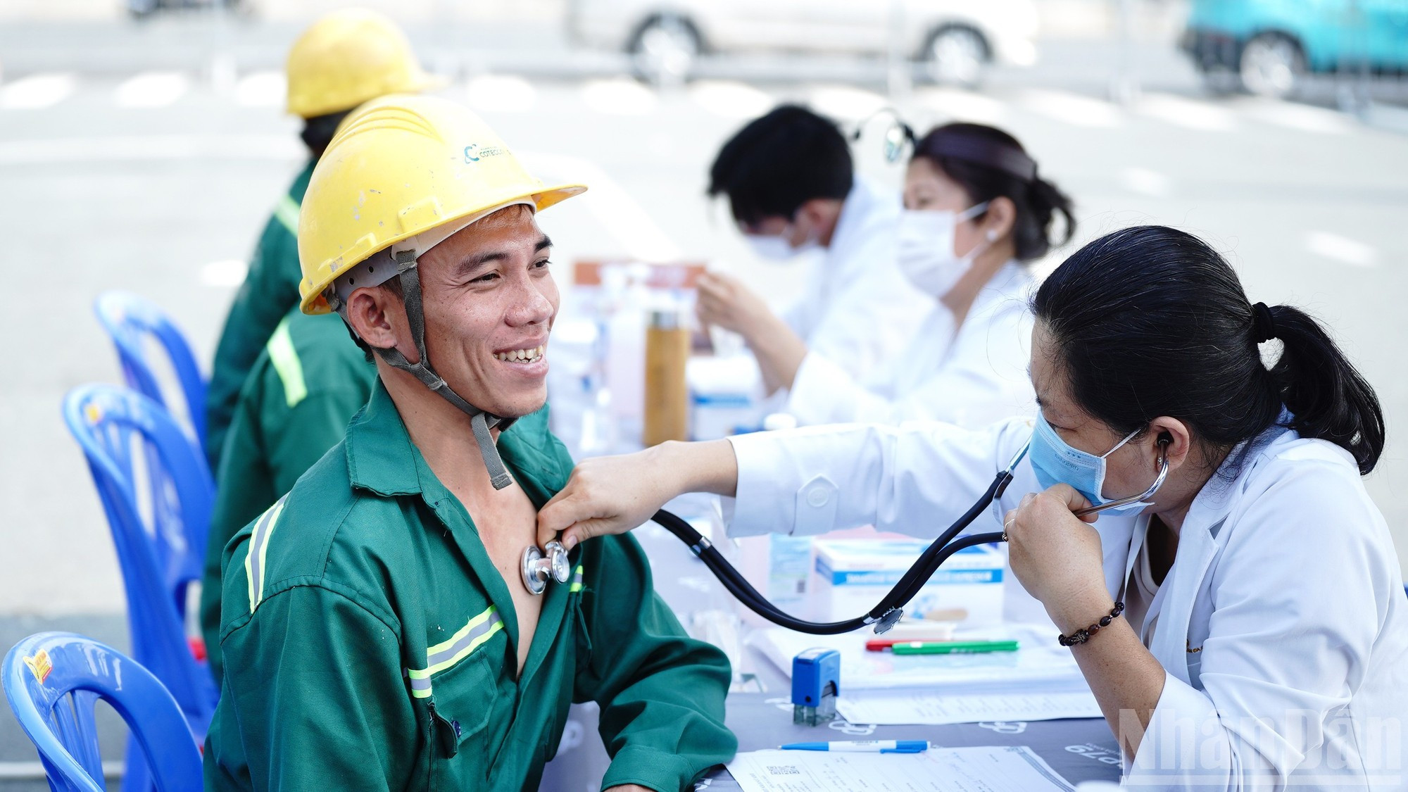 [Fotos] Velar por la vida material y espiritual de los constructores en vísperas del Año Nuevo Lunar