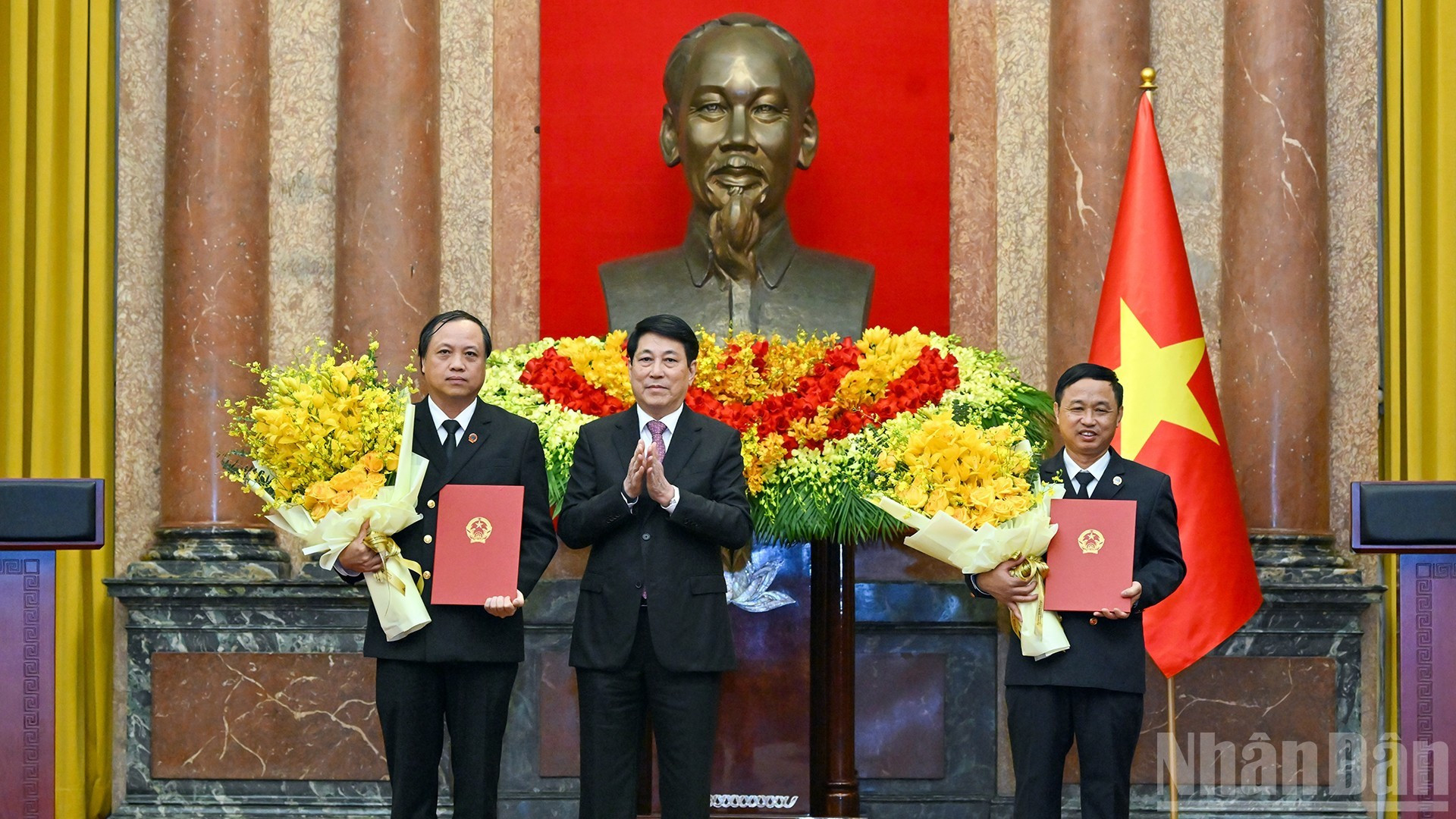 [Foto] Presidente de Vietnam entrega decisiones de nombramiento de vicepresidentes del Tribunal Popular Supremo 