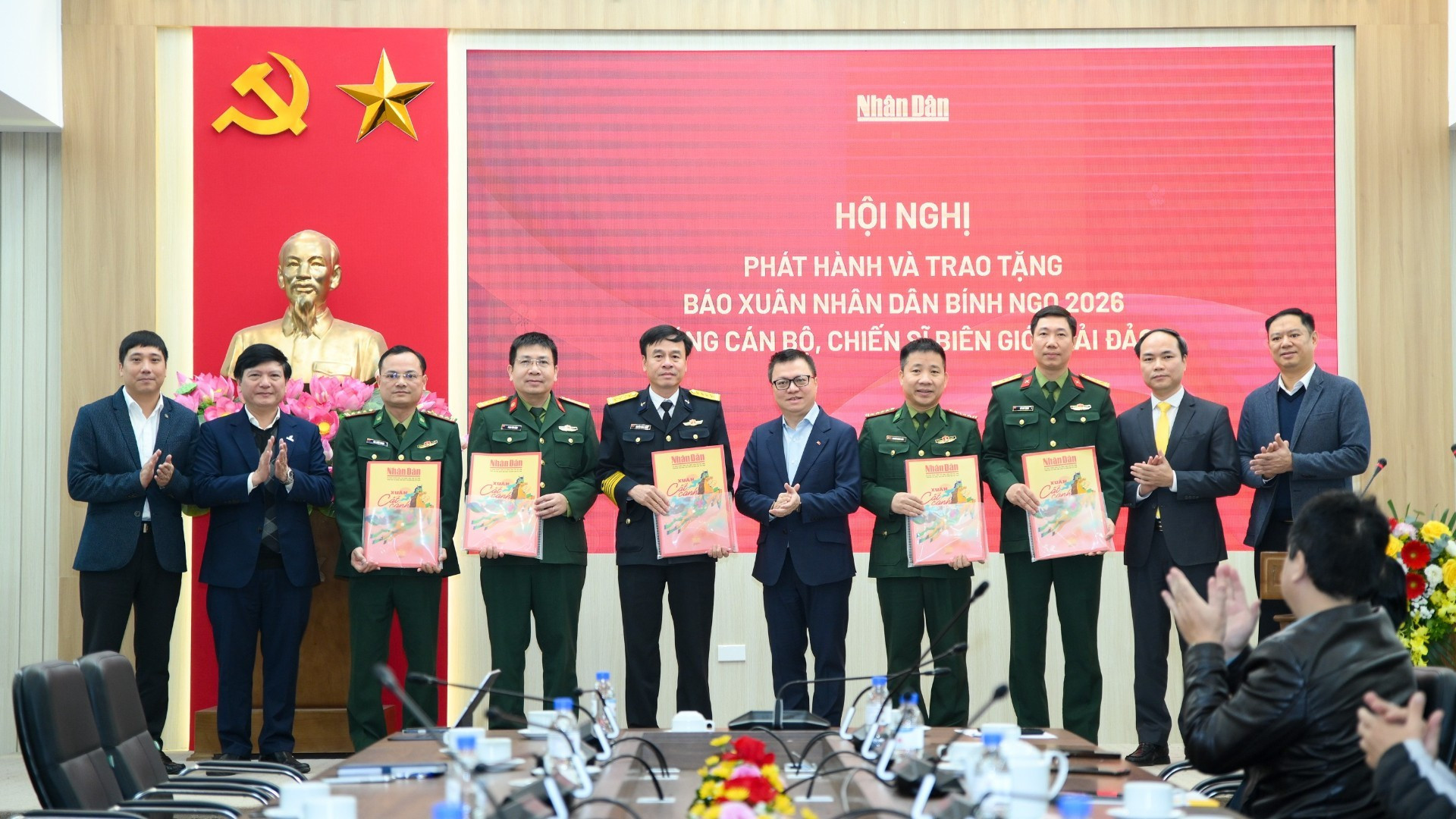 [Foto] Nhan Dan entrega su tirada de Tet a oficiales y soldados de zonas fronterizas e islas