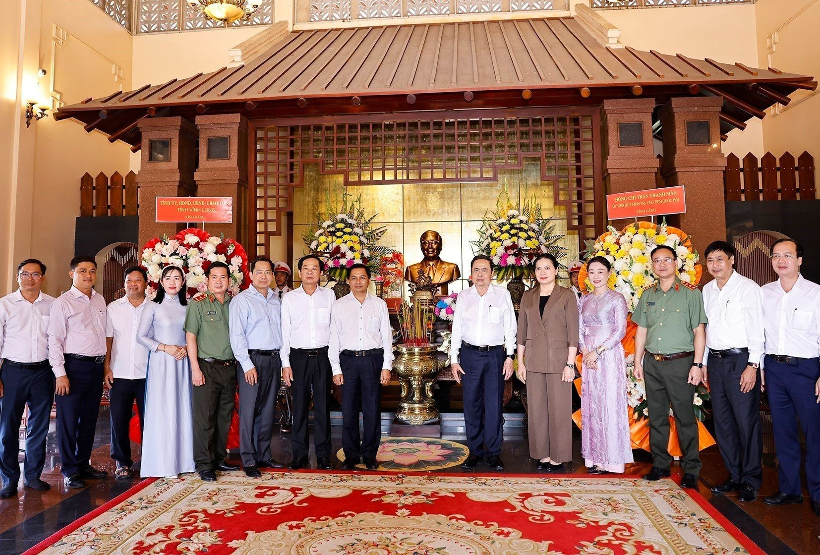 [Foto] Líder legislativo vietnamita rinde homenaje a exlíderes del Partido y del Estado en Vinh Long