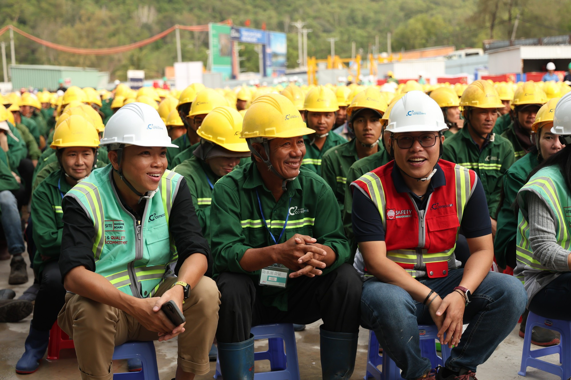 Ingenieros y obreros en el programa “Construyendo Tet 2026” en la zona especial de Phu Quoc.