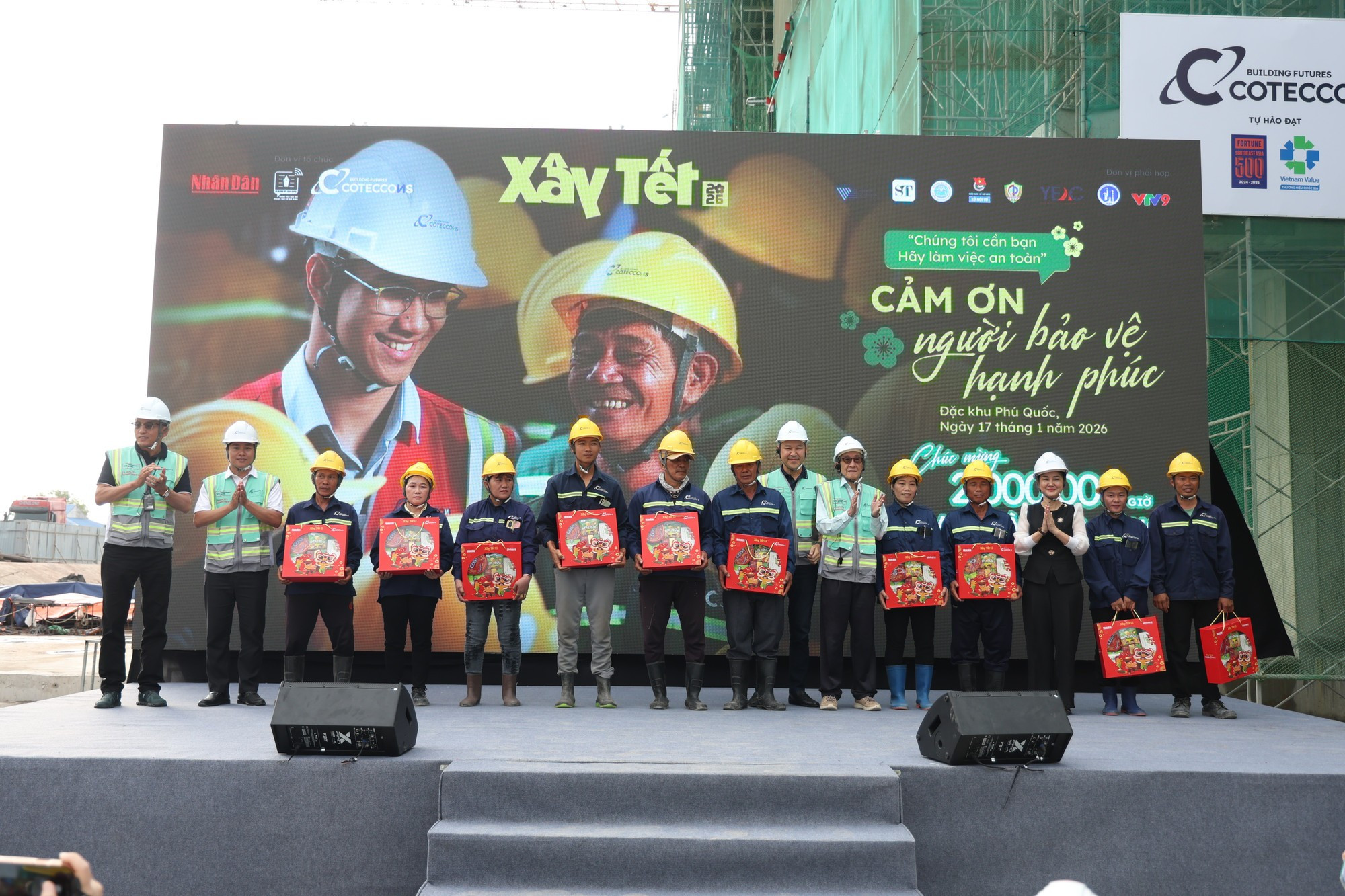 Los obreros reciben los regalos del Tet del diario Nhan Dan y Coteccons.