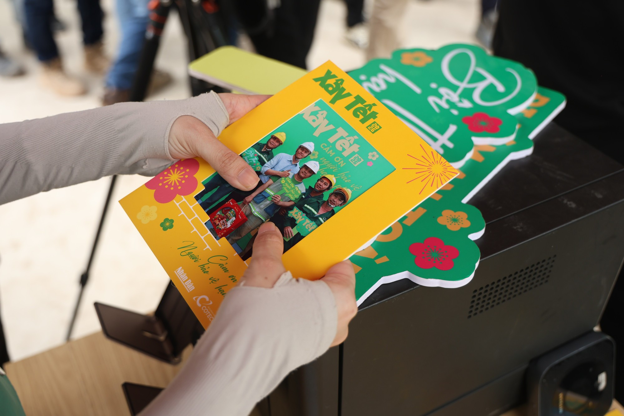 Los obreros se muestran entusiasmados con las fotografías instantáneas preparadas por el Comité Organizador.