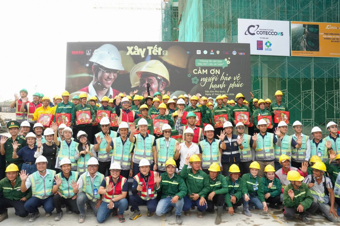 Nhan Dan y Coteccons llevan el Tet a más de dos mil obreros de construcción en Proyecto del Centro de Convenciones APEC