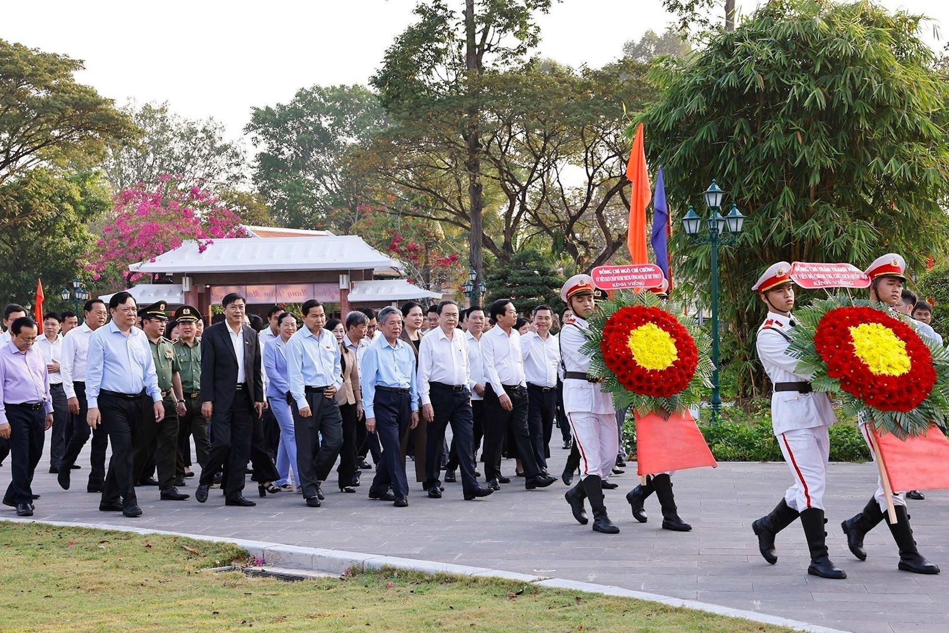 [Foto] Líder legislativo vietnamita ofrece inciensos en homenaje a Nguyen Sinh Sac en provincia de Dong Thap