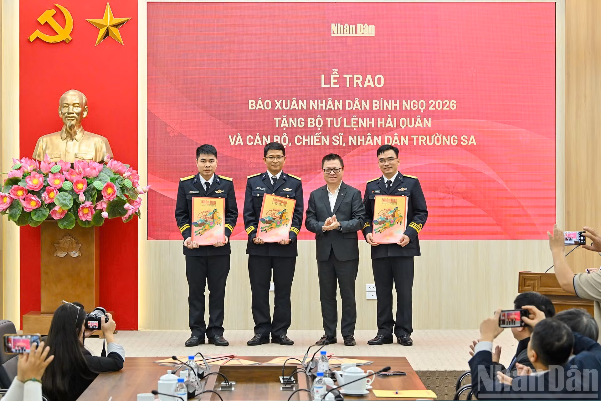 [Foto] Diario Nhan Dan entrega publicación del Año Nuevo 2026 a oficiales y soldados de zonas fronterizas e islas