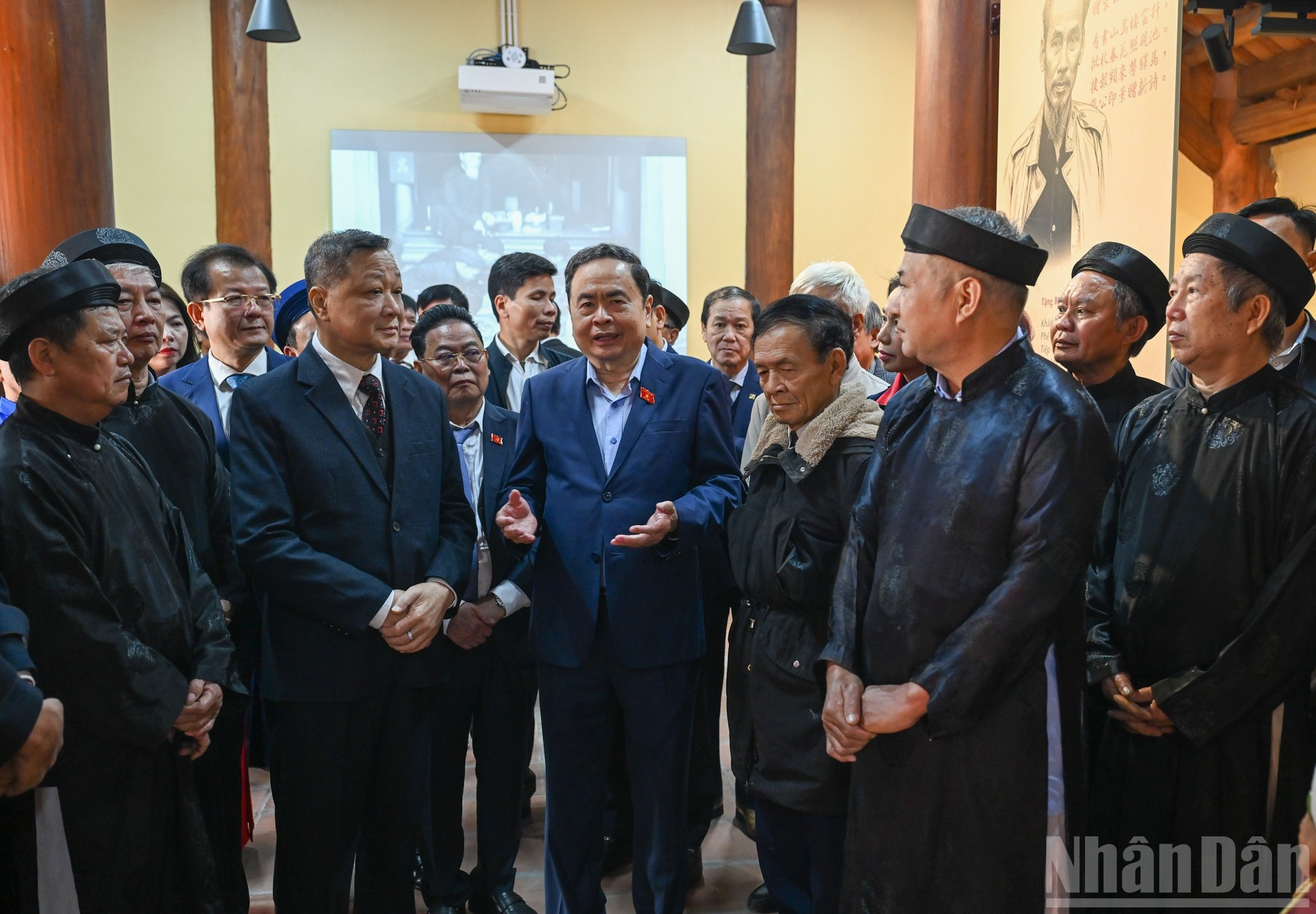 [Foto] Líder legislativo vietnamita rinde homenaje a exlíderes del Parlamento y del Estado con motivo del Tet