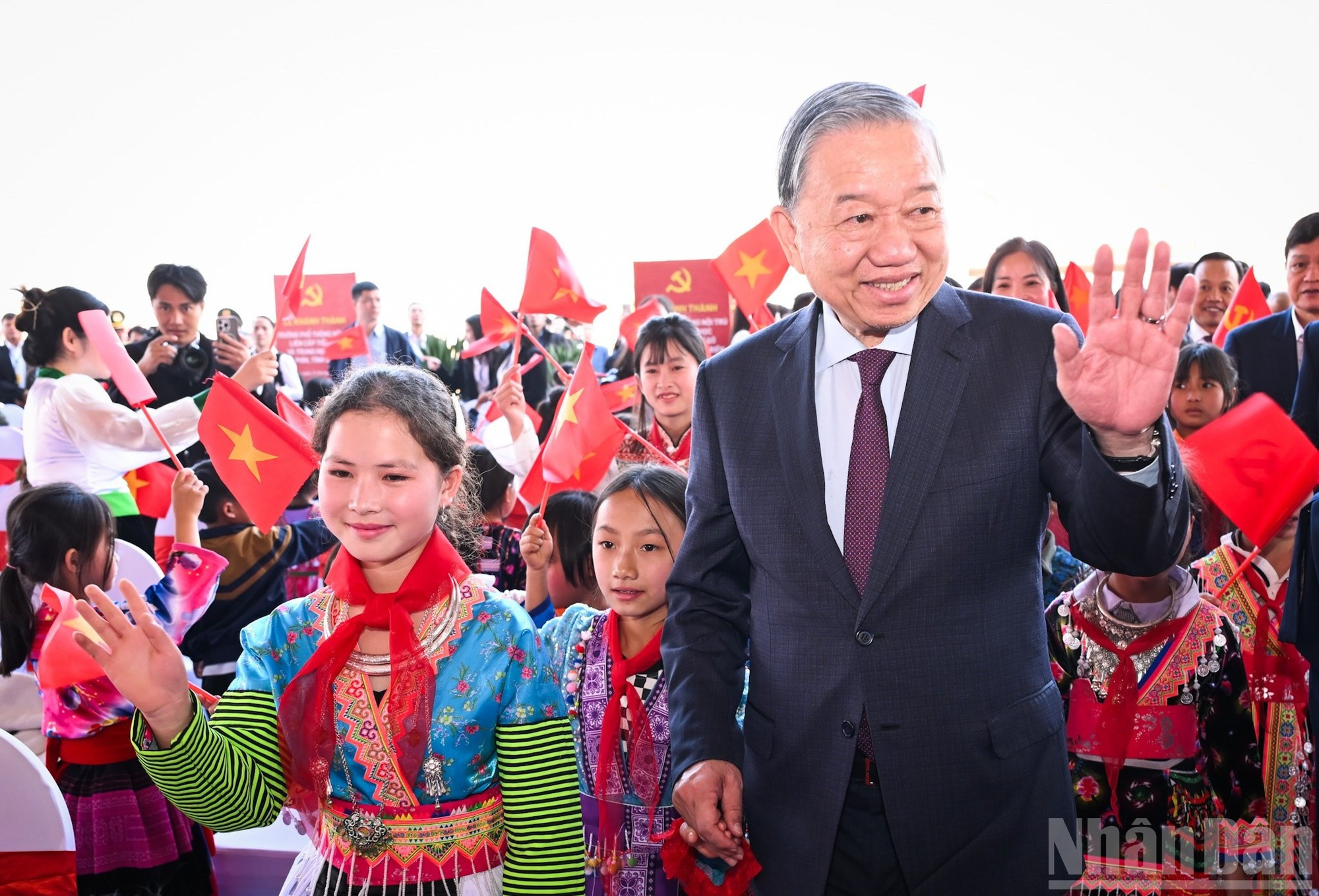 [Foto] Dirigente partidista vietnamita asiste a inauguración de Escuela Internado en Sa Pa Phin