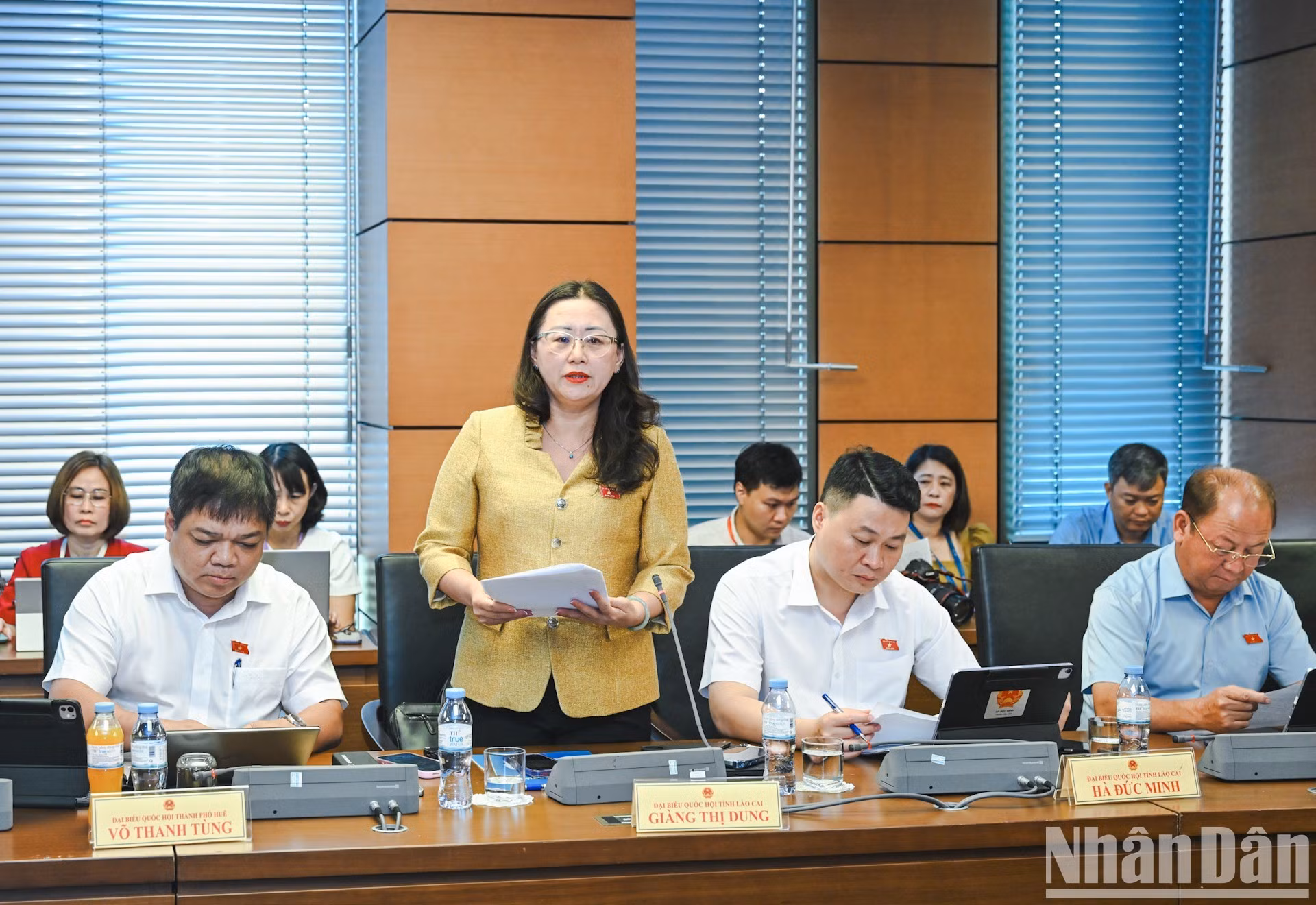La diputada Giang Thi Dung, que representa a la provincia de Lao Cai, habla durante el debate del Grupo 4 (ciudad de Huế, provincias de Lao Cai y Khanh Hoa).