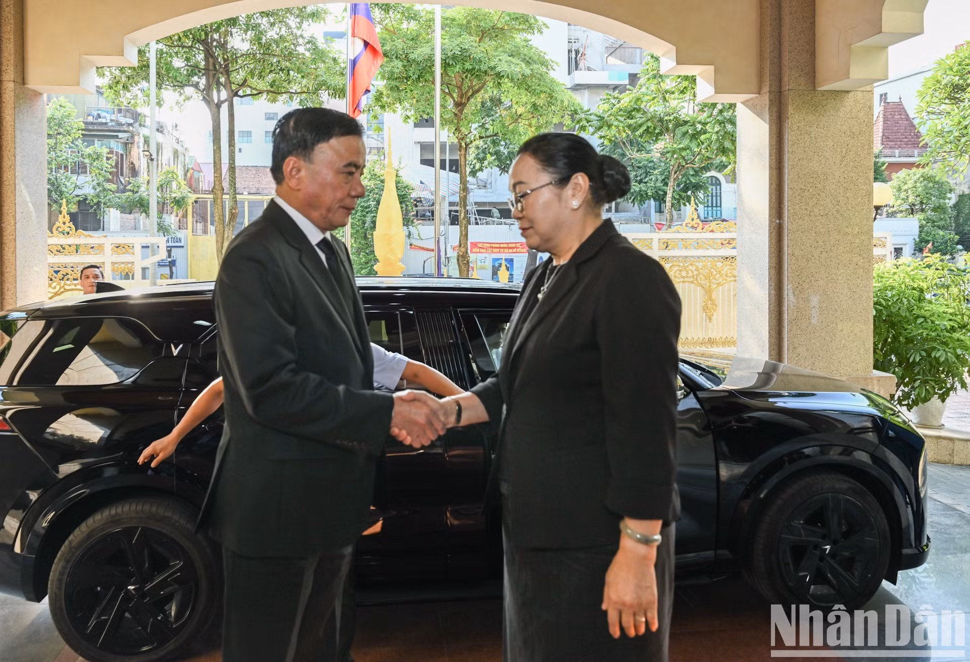 Tran Cam Tu, miembro permanente del Secretariado del Comité Central del PCV expresa sus condolencias a la embajadora de Laos en Vietnam, Khamphao Ernthavanh. (Foto: Duy Linh)