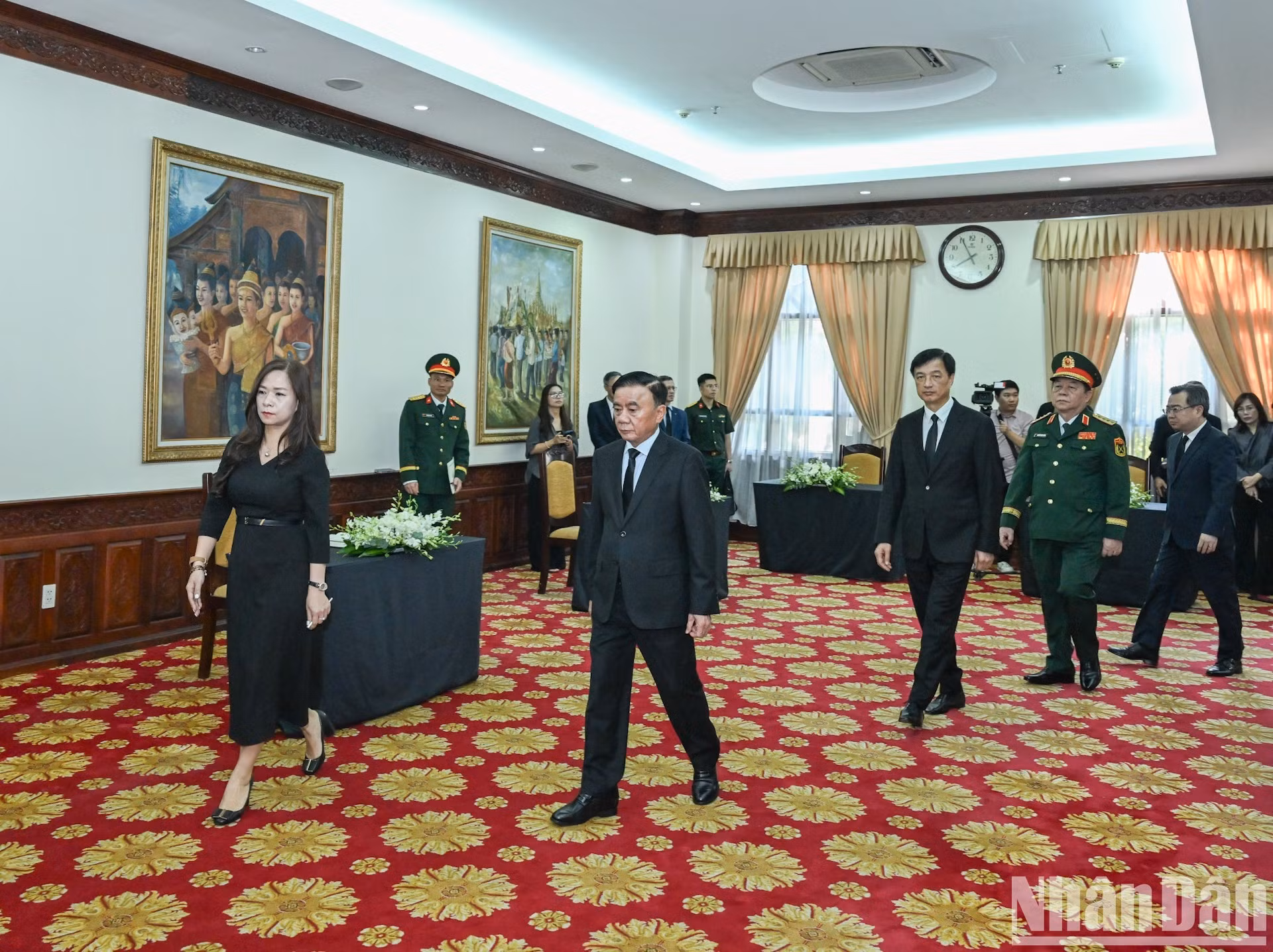 Tran Cam Tu, miembro permanente del Secretariado del Comité Central del PCV, encabeza la delegación de alto nivel del Partido y Estado vietnamitas para rendir homenaje al presidente de la Asamblea Nacional de Laos, Xaysomphone Phomvihane. (Foto: Duy Linh)