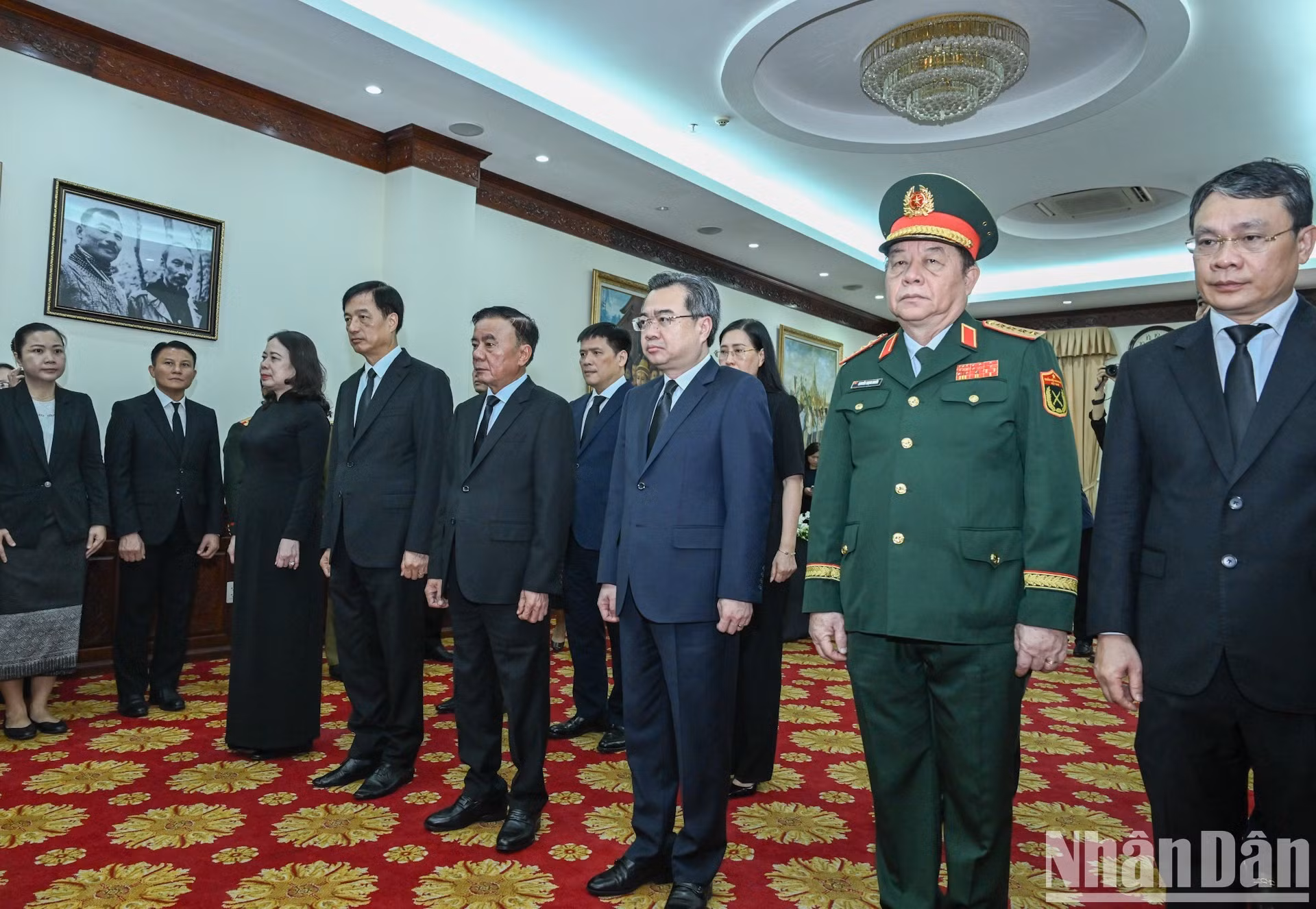 Tran Cam Tu, miembro permanente del Secretariado del Comité Central del PCV, y la delegación de alto nivel del Partido y Estado vietnamitas rinden homenaje al presidente de la Asamblea Nacional de Laos, Xaysomphone Phomvihane. (Foto: Duy Linh)