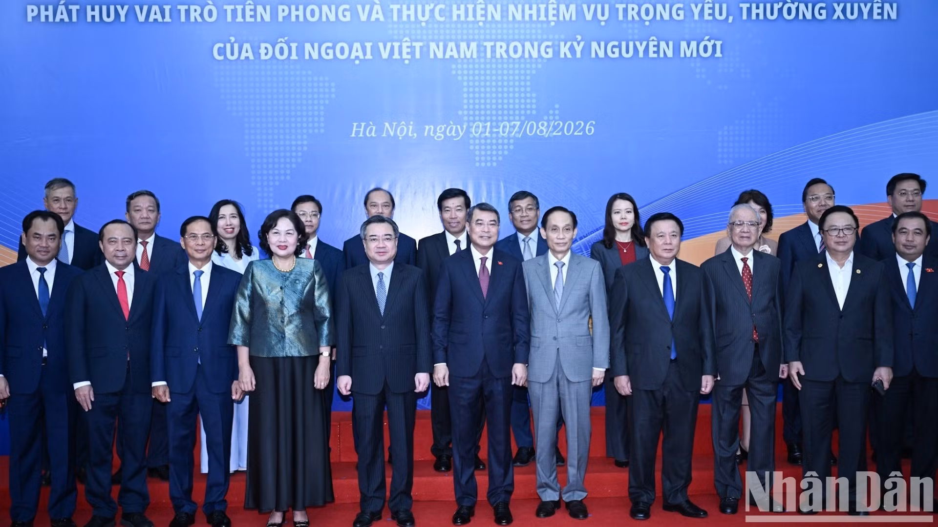 El primer ministro vietnamita, Le Minh Hung, y los líderes y delegados en la sesión plenaria.