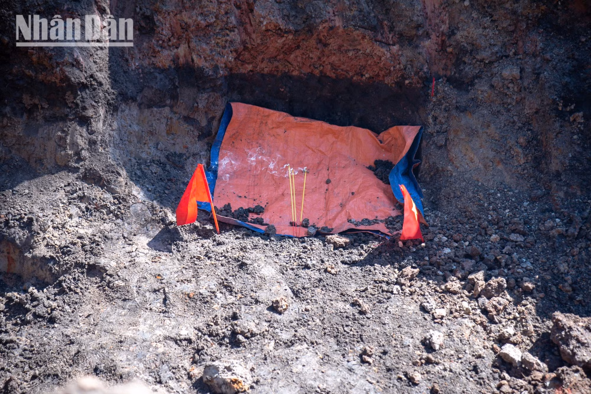 El equipo de búsqueda se prepara para excavar otra zona donde se presume la existencia de restos mortales.