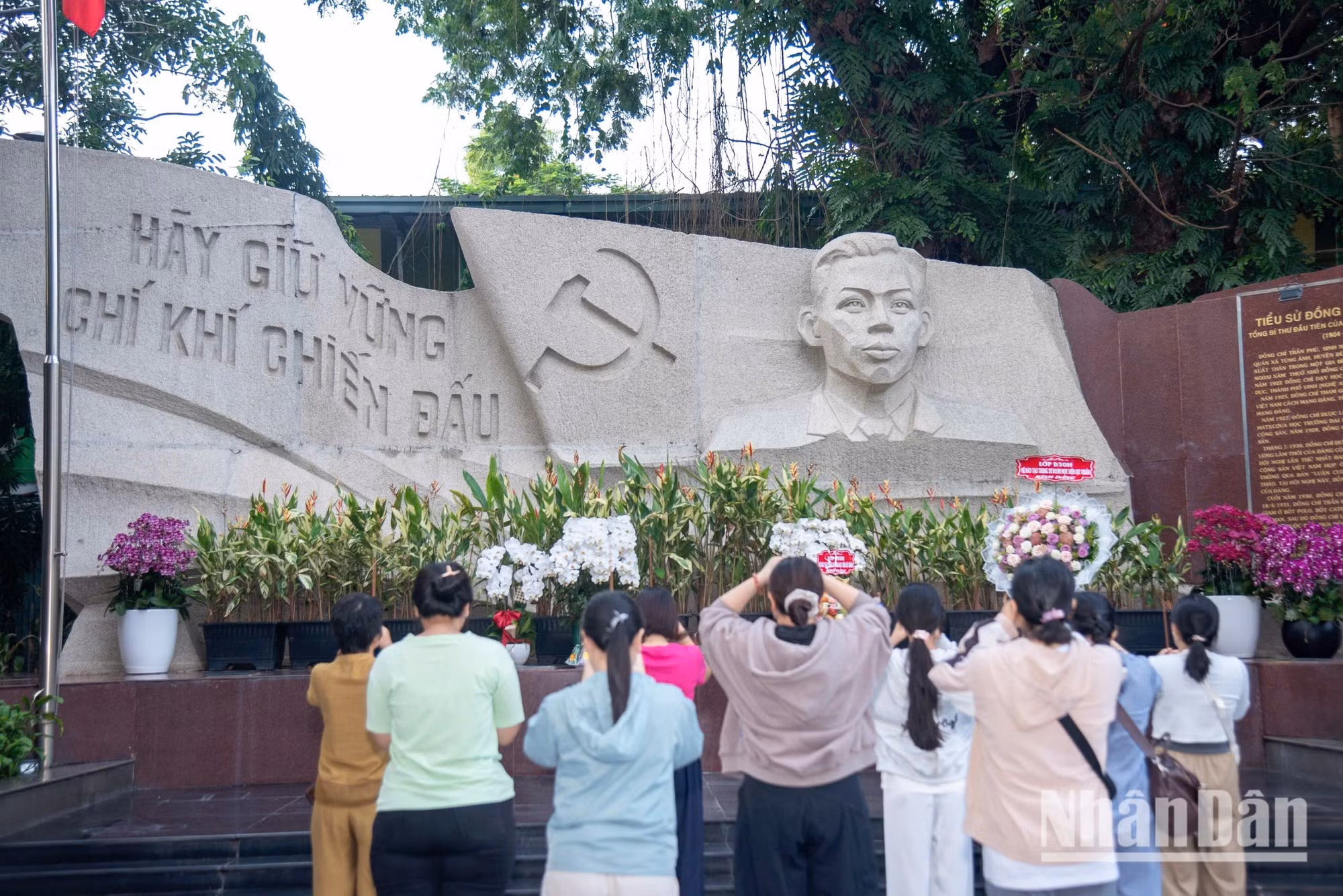 Miles de organizaciones e individuos de todo el país han acudido al lugar para expresar su respeto y rendir homenaje a los caídos.