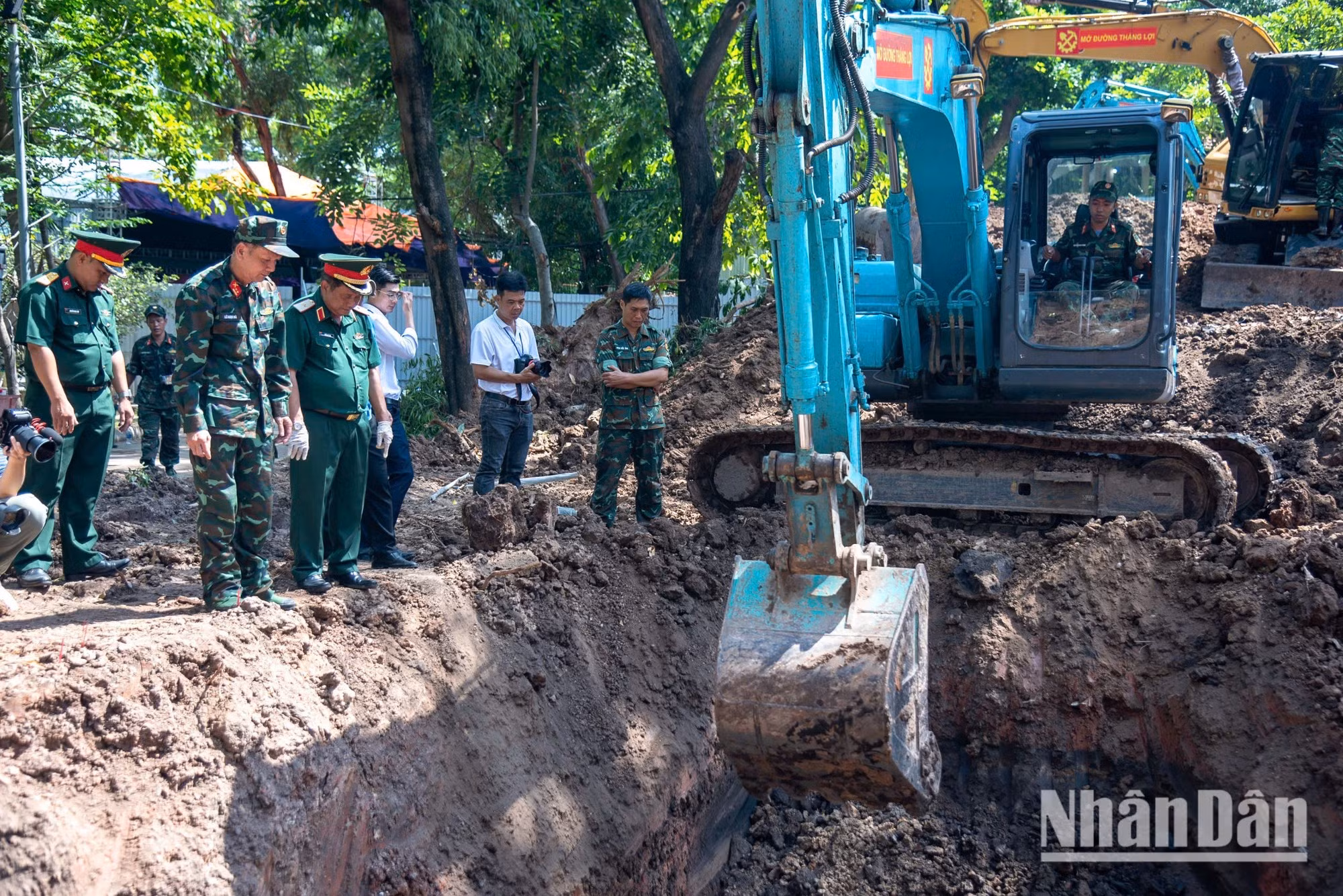 Tras utilizar cinco equipos de radar de penetración terrestre para localizar posibles fosas comunes en el parque Le Thi Rieng, las fuerzas de búsqueda recurren a excavadoras para retirar la tierra en las zonas donde se detectaron indicios.