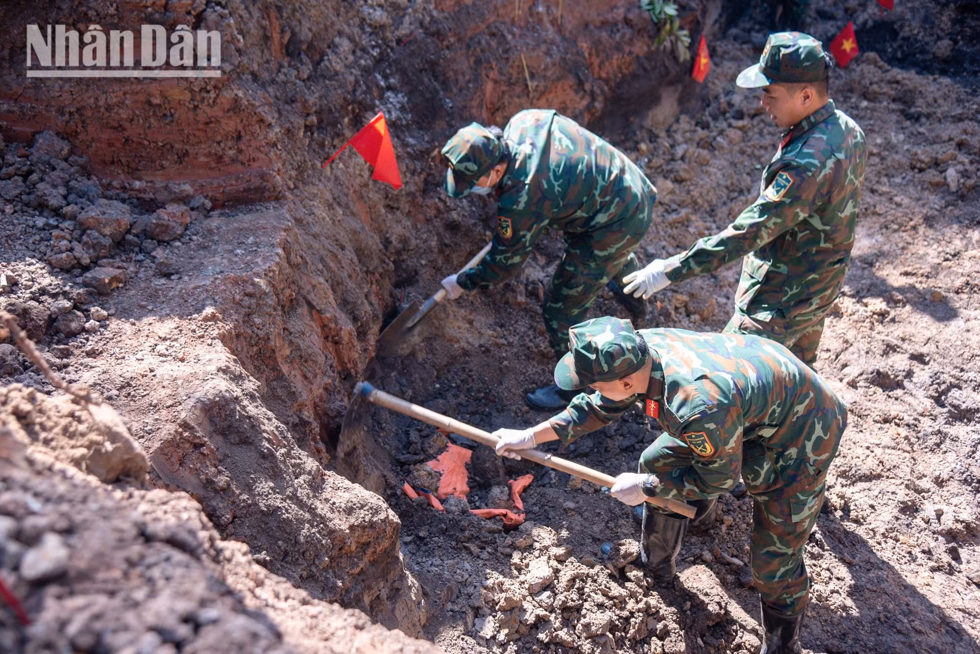 En los puntos donde hay indicios de restos mortales no es posible utilizar maquinaria pesada y las excavaciones se hacen manualmente para preservar la integridad de los hallazgos.