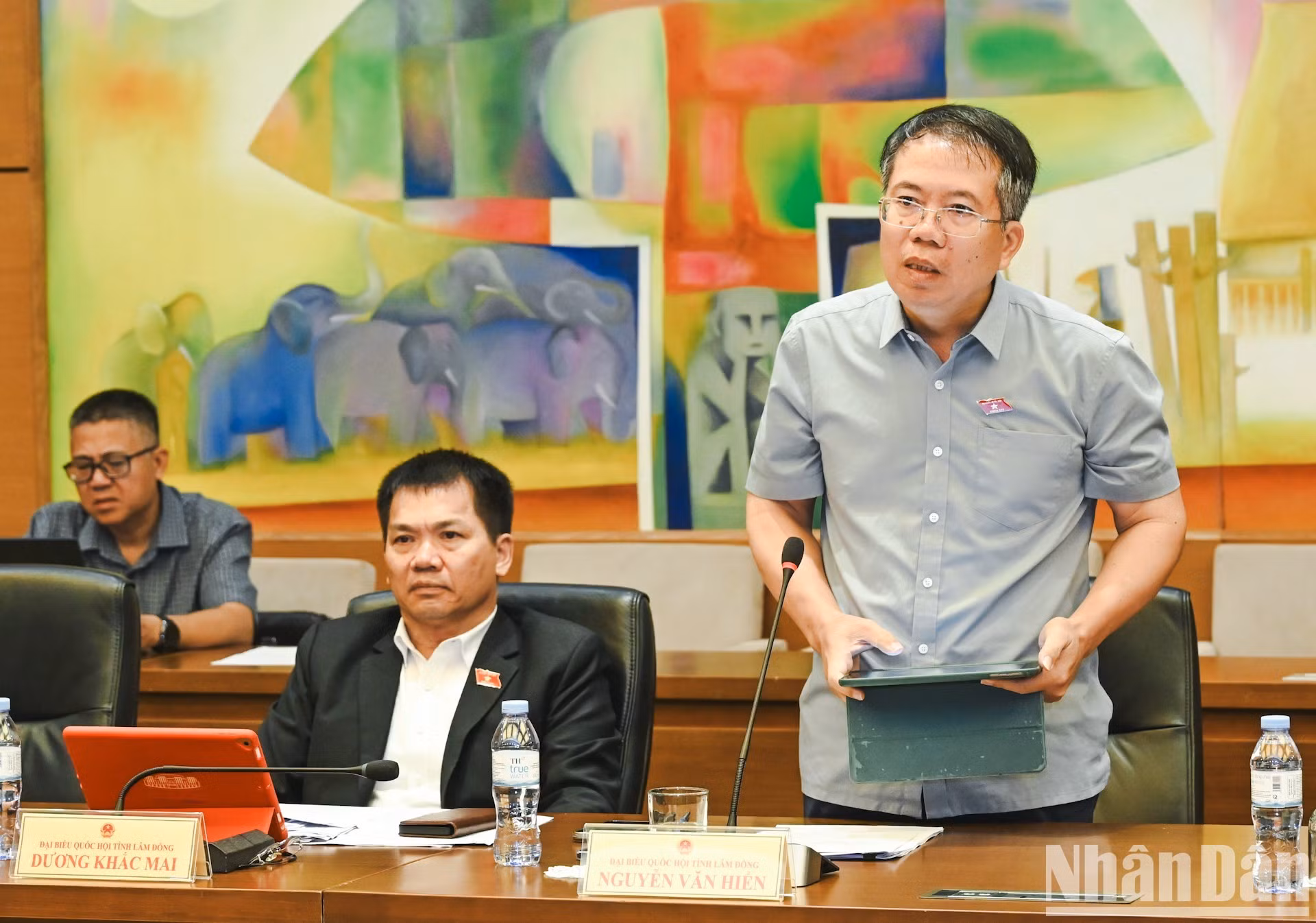El diputado Nguyen Van Hien, que representa a la provincia de Lam Dong, interviene durante el debate del Grupo 7 (provincias de Lam Dong y Nghe An).