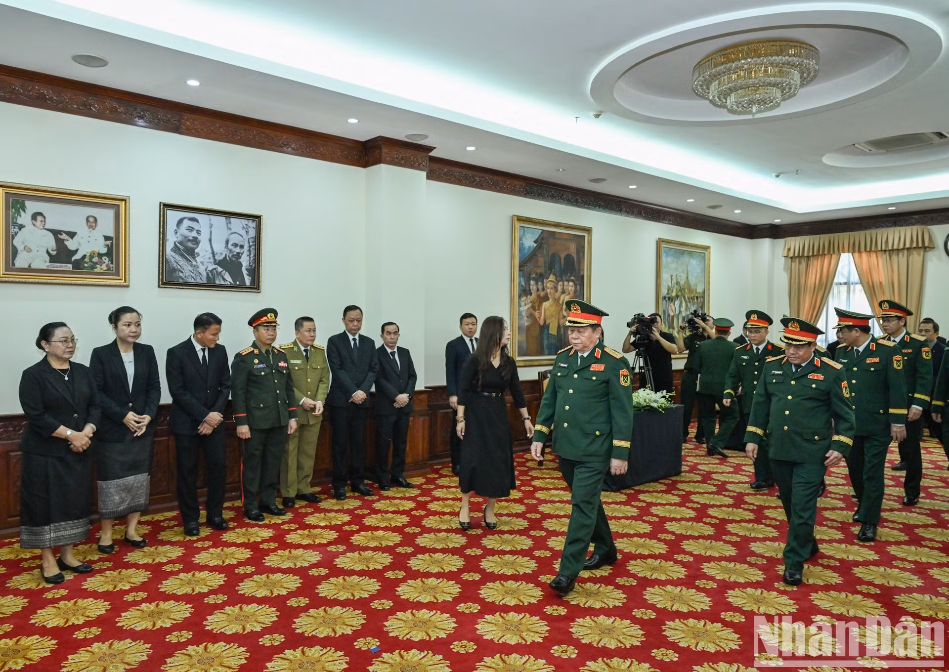 Una delegación de la Comisión Militar Central, encabezada por el general Nguyen Trong Nghia, miembro del Buró Político, secretario del Comité Central del Partido y jefe de la Dirección General de Política del Ejército Popular de Vietnam, rinde homenaje al dirigente laosiano.