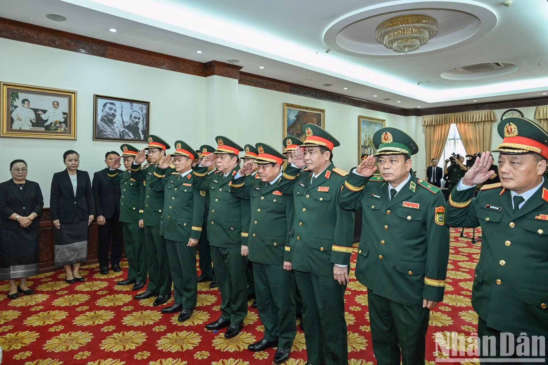 Una delegación de la Comisión Militar Central - el Ministerio de Defensa de Vietnam en las exequias.