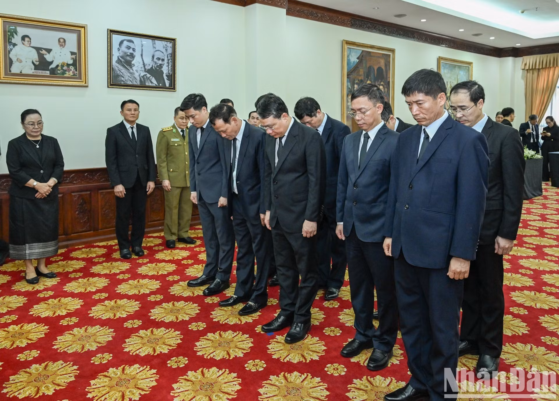Una delegación de la Oficina Comité Central del Partido, encabezada por su subjefe, Dang Khanh Toan, expresa su respeto.