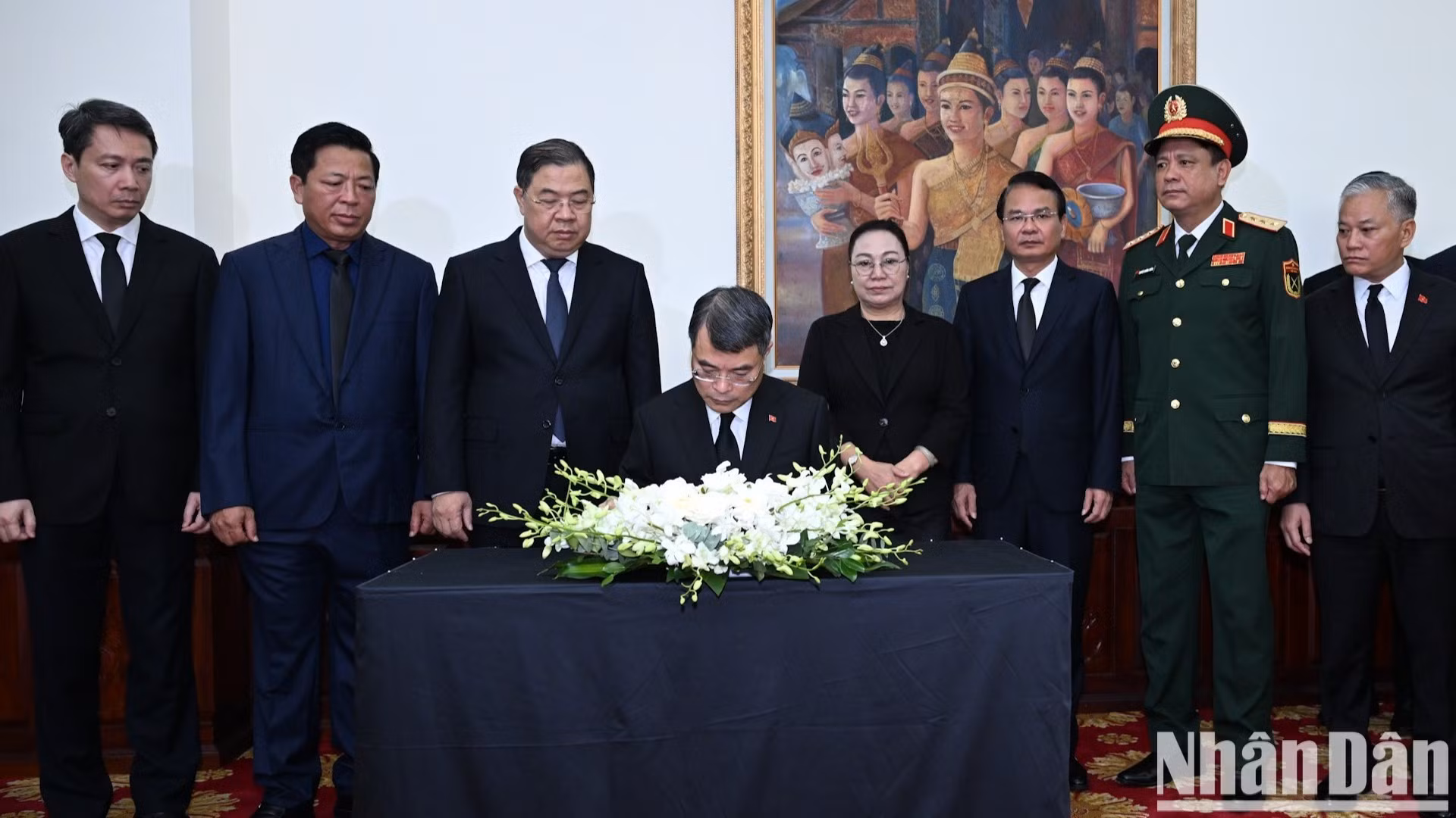 El primer ministro Le Minh Hung firma el libro de condolencias y rinde homenaje al presidente de la Asamblea Nacional de Laos, Xaysomphone Phomvihane.