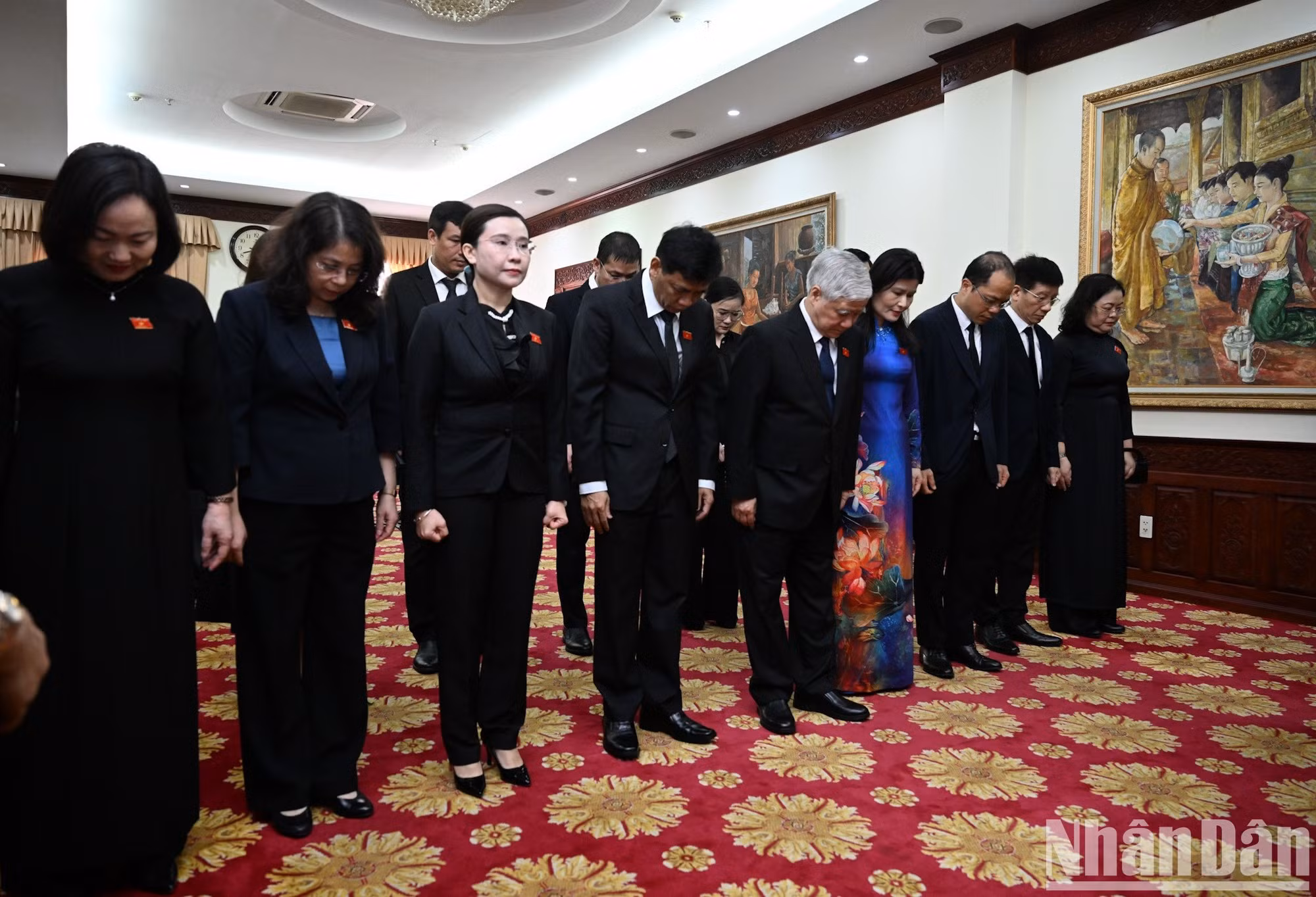 Do Van Chien, miembro del Buró Político y vicepresidente permanente de la Asamblea Nacional, y la delegación presentan sus respetos al presidente de la Asamblea Nacional de Laos, Xaysomphone Phomvihane.