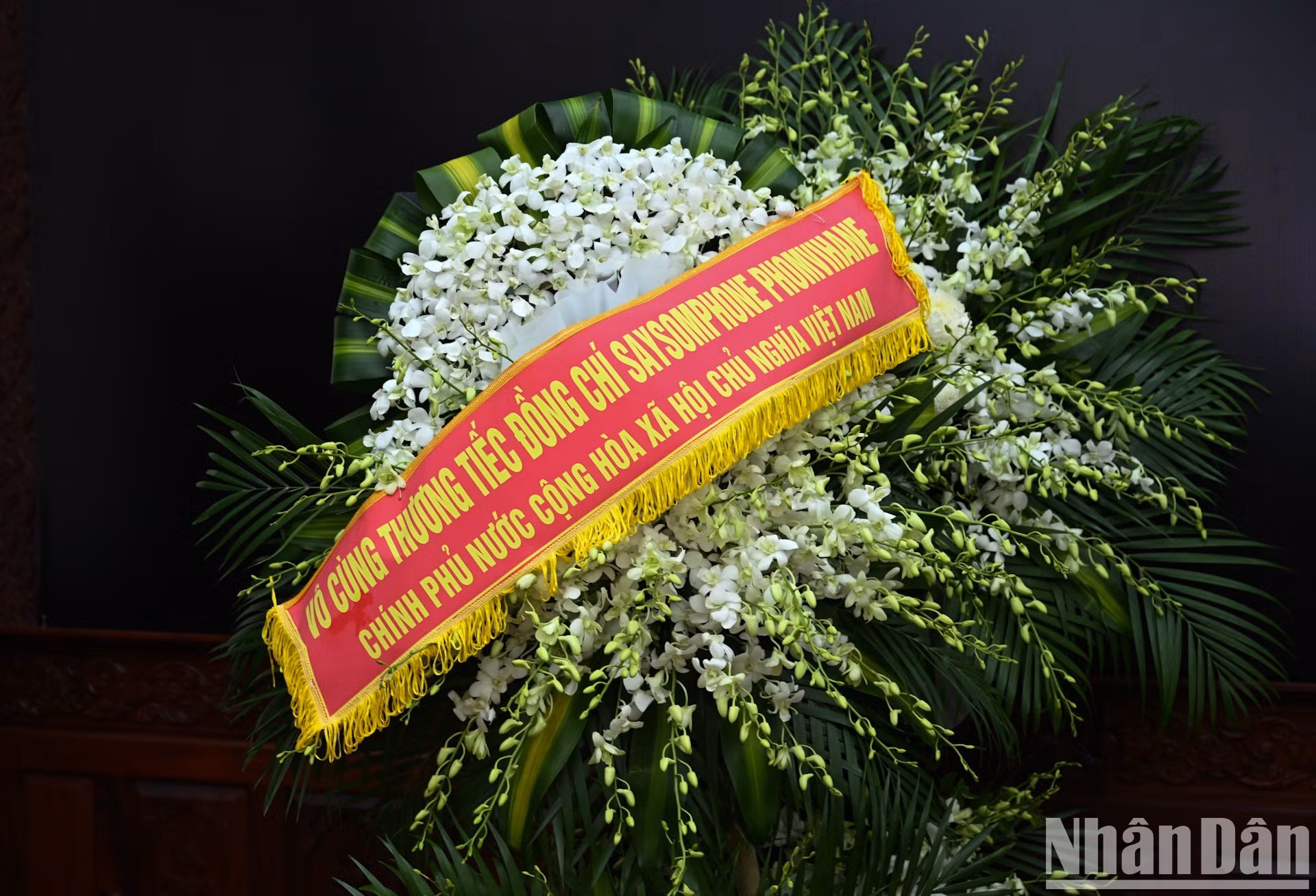 La ofrenda floral de la delegación lleva la inscripción: “Eterna gratitud al camarada Saysomphone Phomvihane”.