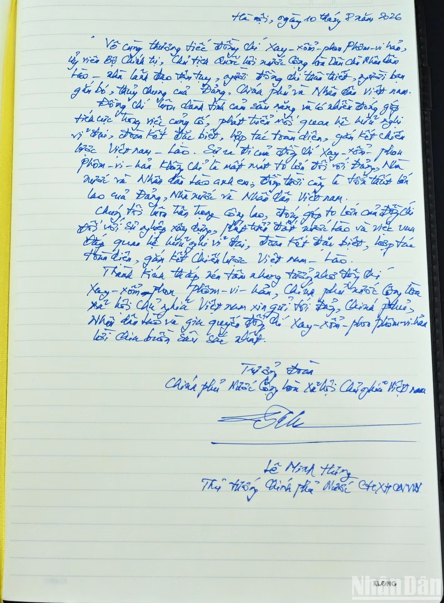 En el libro de condolencias, el primer ministro Le Minh Hung escribe: “Lamentamos profundamente el fallecimiento del camarada Saysomphone Phomvihane, miembro del Buró Político y presidente de la Asamblea Nacional de Laos; un líder comprometido, un compañero cercano y un amigo leal y devoto del Partido, el Gobierno y el pueblo de Vietnam…”.