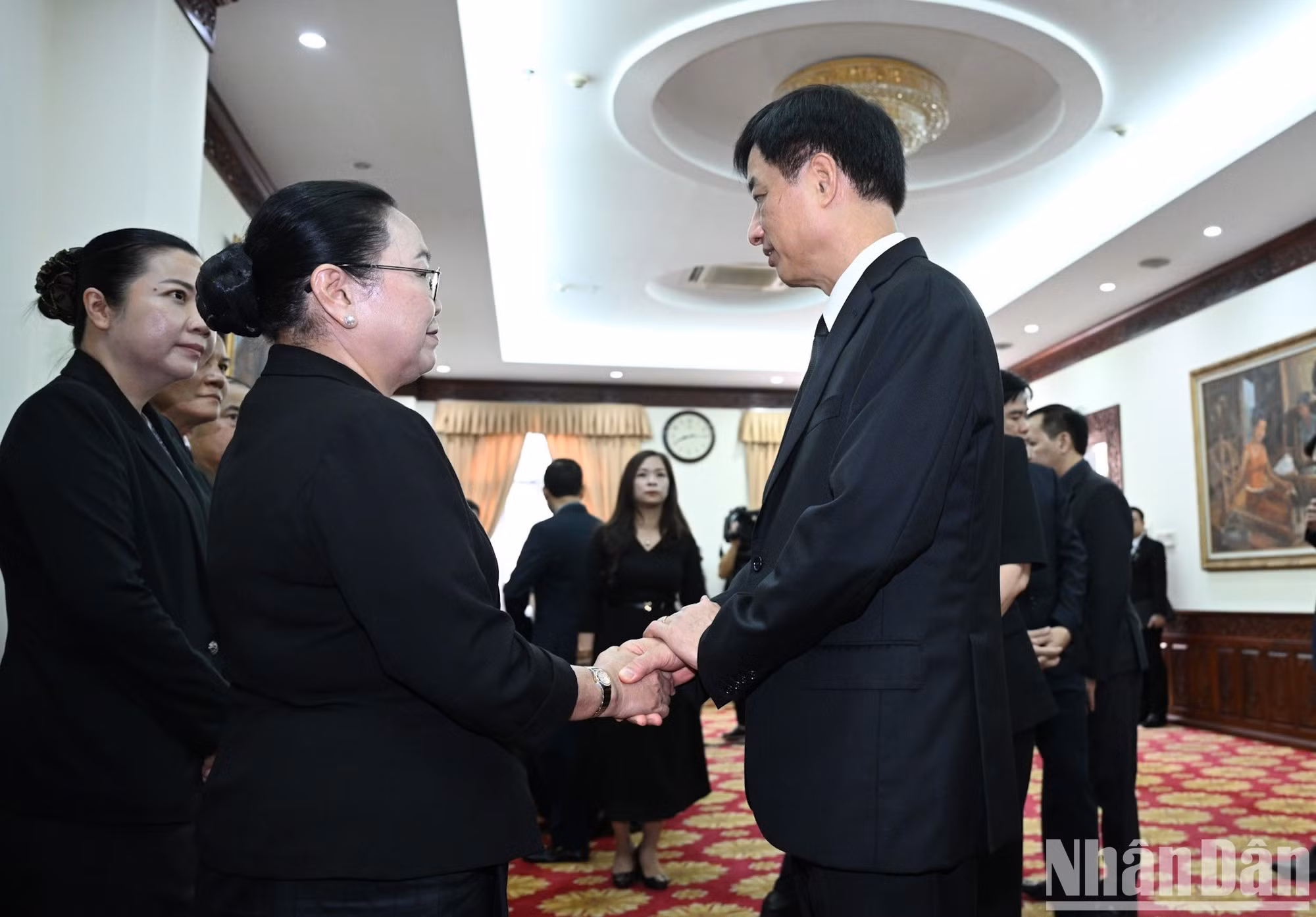 Nguyen Duy Ngoc, miembro del Buró Político, secretario del Comité Central del Partido y jefe de la Comisión de Organización del Comité Central del Partido, ofrece sus condolencias a la embajadora de Laos en Vietnam, Khamphao Ernthavanh.