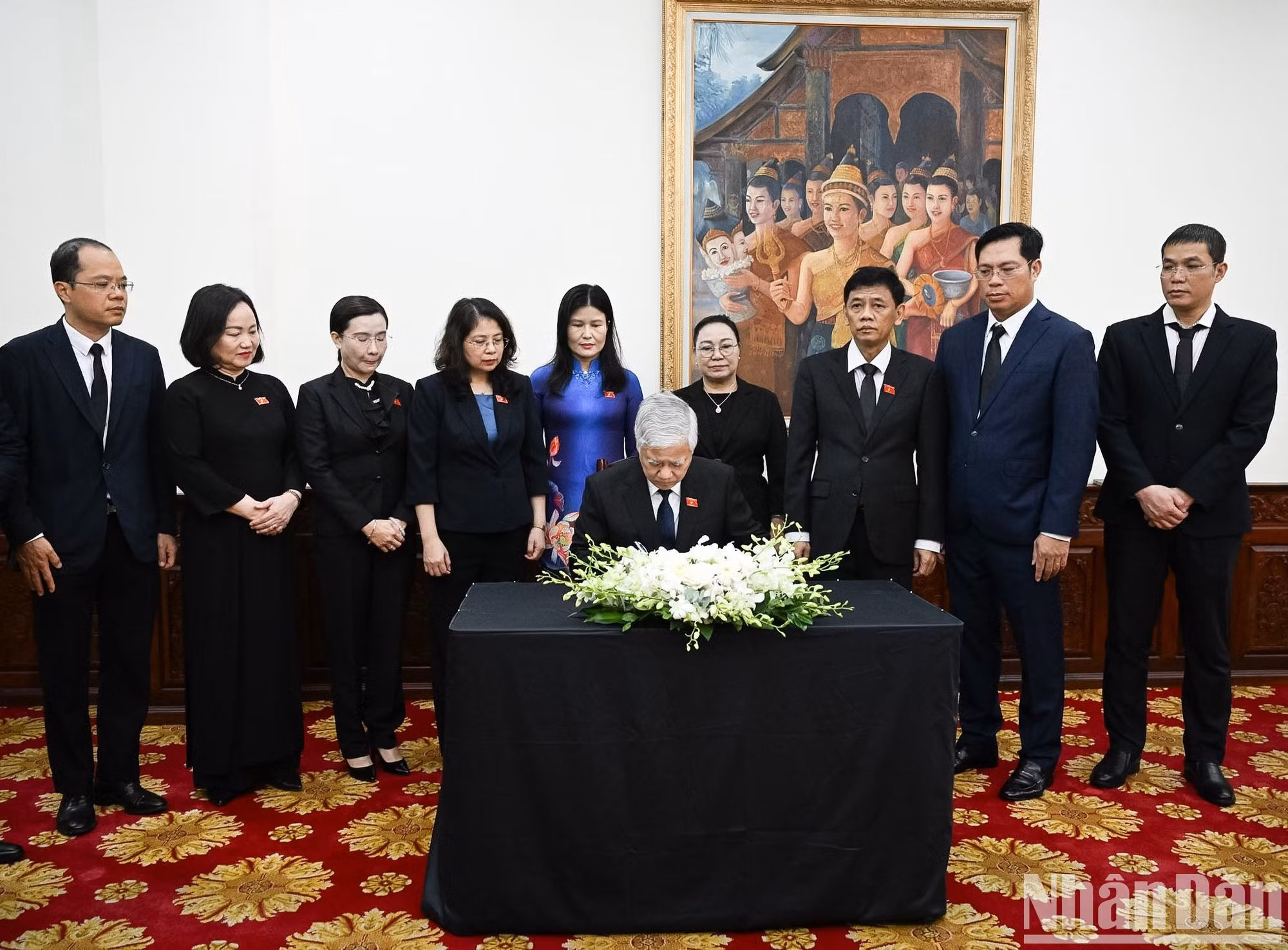Do Van Chien, miembro del Buró Político y vicepresidente permanente de la Asamblea Nacional, firma el libro de condolencias por el fallecimiento del presidente de la Asamblea Nacional de Laos, Xaysomphone Phomvihane.