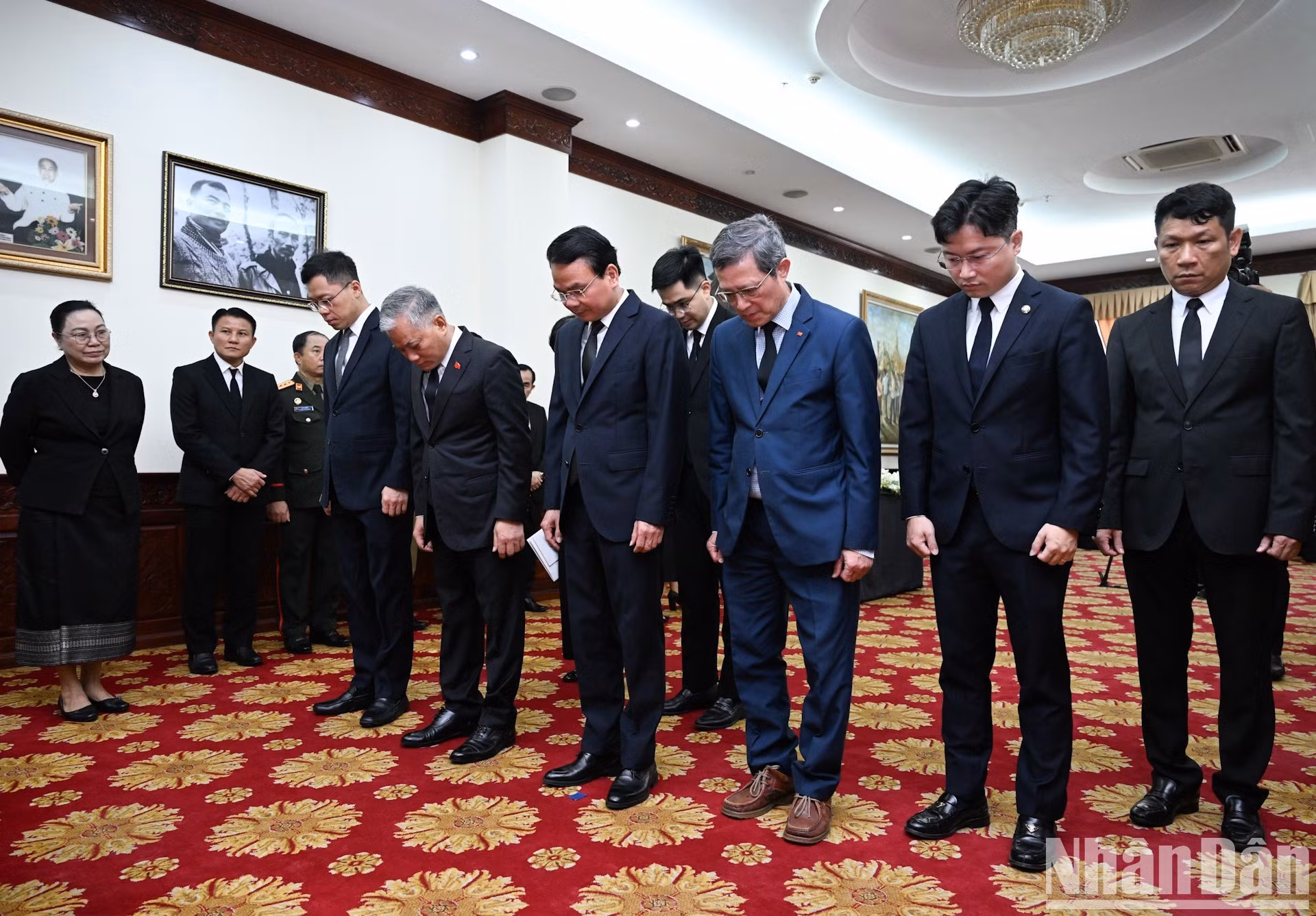 A continuación, una delegación de la Oficina del Gobierno, encabezada por el ministro y jefe de la Oficina del Gobierno, Dang Xuan Phong, deposita una ofrenda floral y rinde homenaje al camarada Saysomphone Phomvihane.