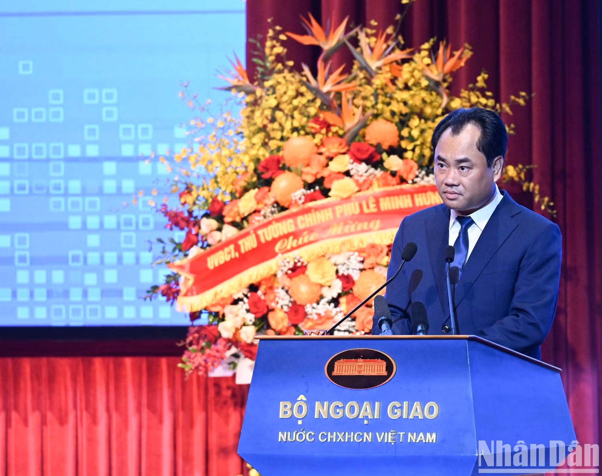 Trinh Viet Hung, ministro de Agricultura y Medio Ambiente, presenta una ponencia.