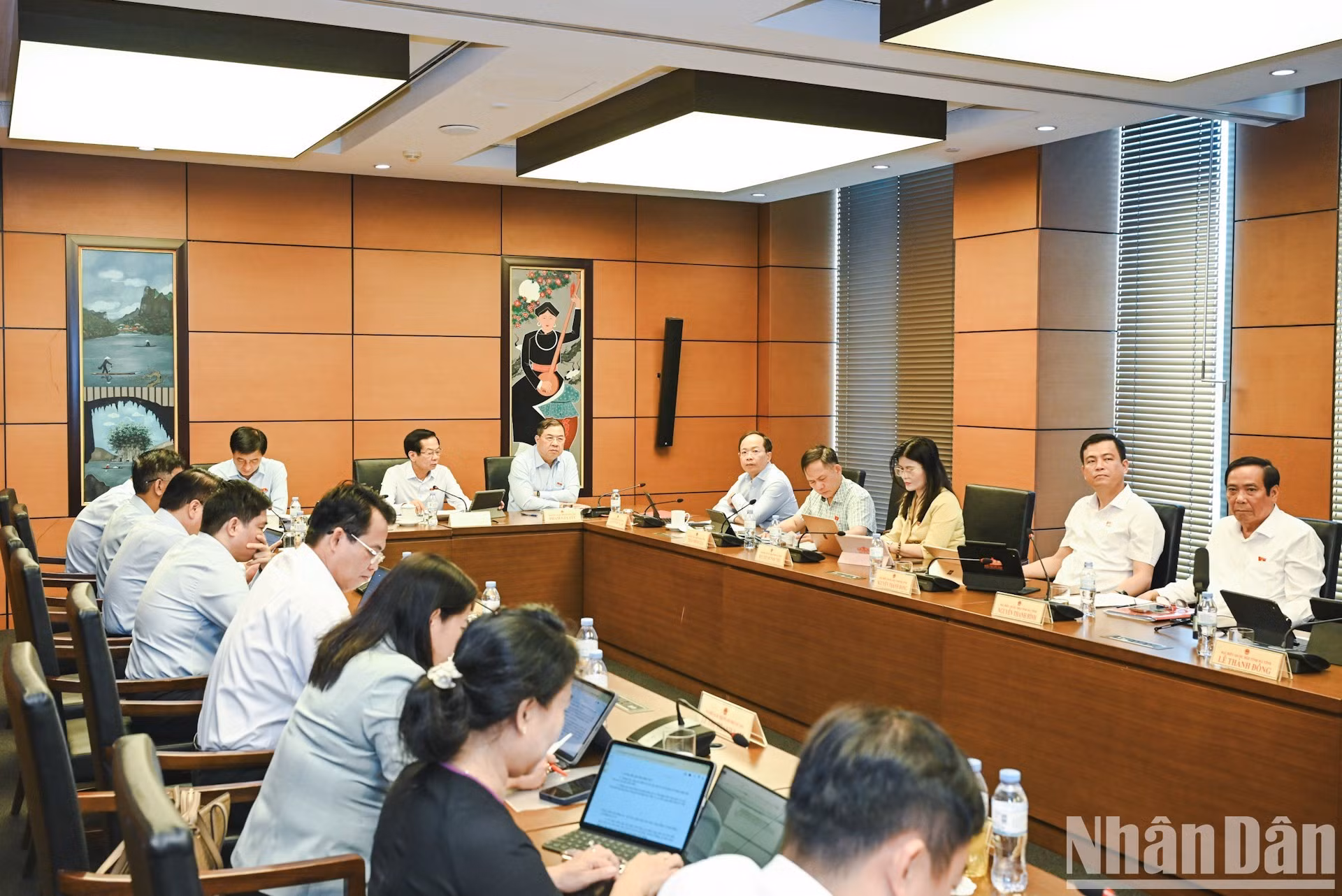 Vista de la sesión de debate del Grupo 9 (ciudad de Can Tho, provincias de Lai Chau y Ha Tinh).