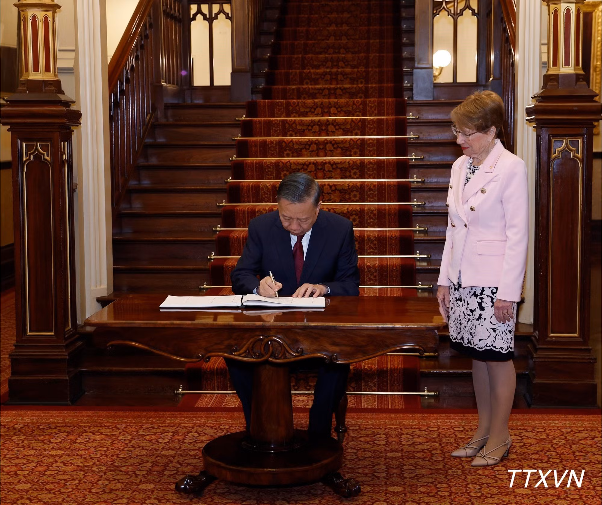 El secretario general del Partido Comunista de Vietnam y presidente del país, To Lam, firma el libro de visitas. (Foto: VNA)