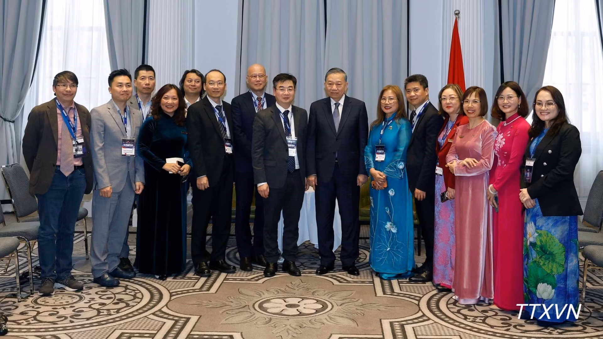 El secretario general del Partido Comunista de Vietnam y presidente del país, To Lam, recibe a destacados intelectuales y científicos de la Asociación de Intelectuales y Expertos Vietnamitas en Australia. (Foto: VNA)