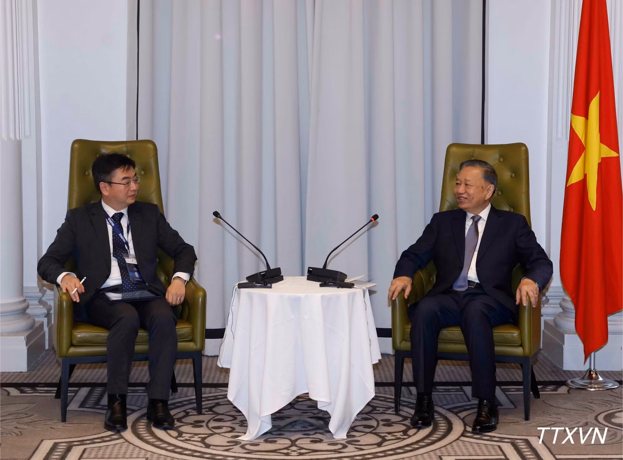 El secretario general del Partido Comunista de Vietnam y presidente del país, To Lam, recibe a destacados intelectuales y científicos de la Asociación de Intelectuales y Expertos Vietnamitas en Australia. (Foto: VNA)