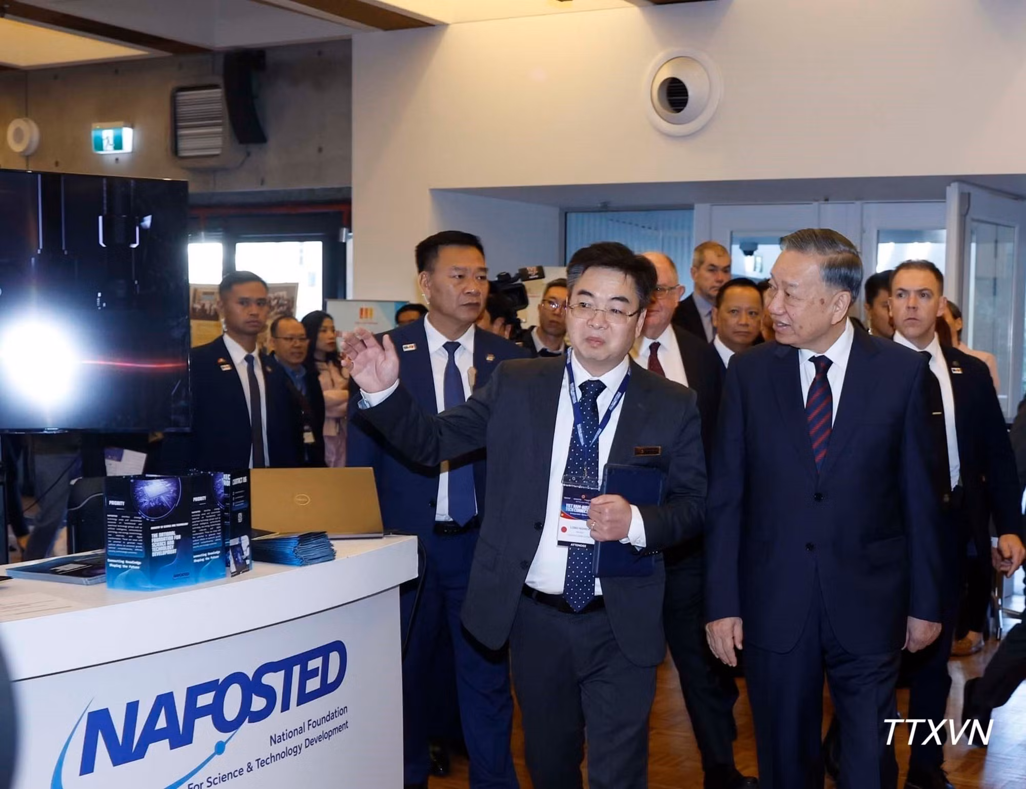 El secretario general del Partido Comunista de Vietnam y presidente del país, To Lam, visita el área de exhibición que muestra los logros de la cooperación científica y tecnológica, la innovación, la inversión y la educación entre Vietnam y Australia. (Foto: VNA)