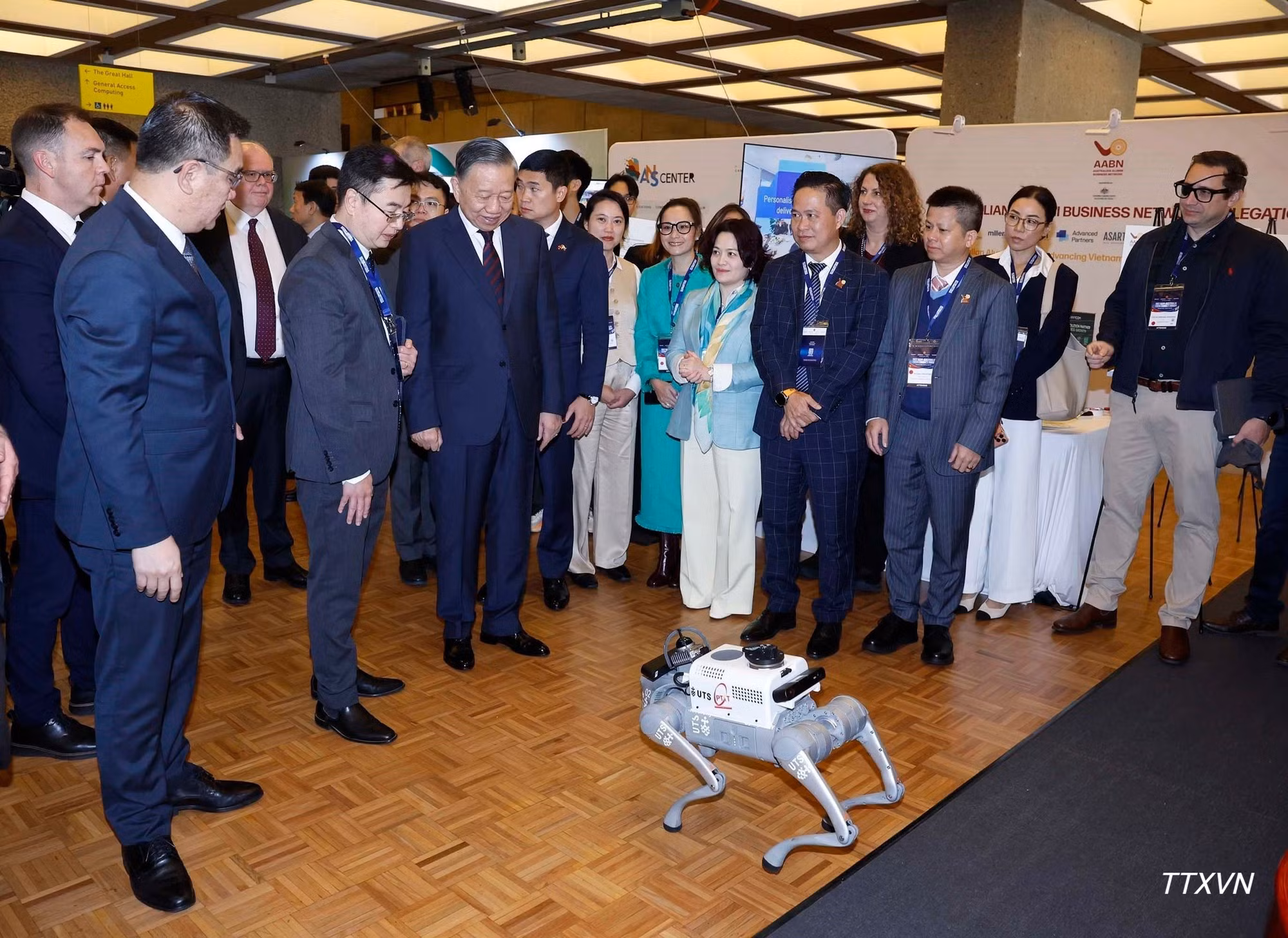 El secretario general del Partido Comunista de Vietnam y presidente del país, To Lam, visita el área de exhibición que muestra los logros de la cooperación científica y tecnológica, la innovación, la inversión y la educación entre Vietnam y Australia. (Foto: VNA)