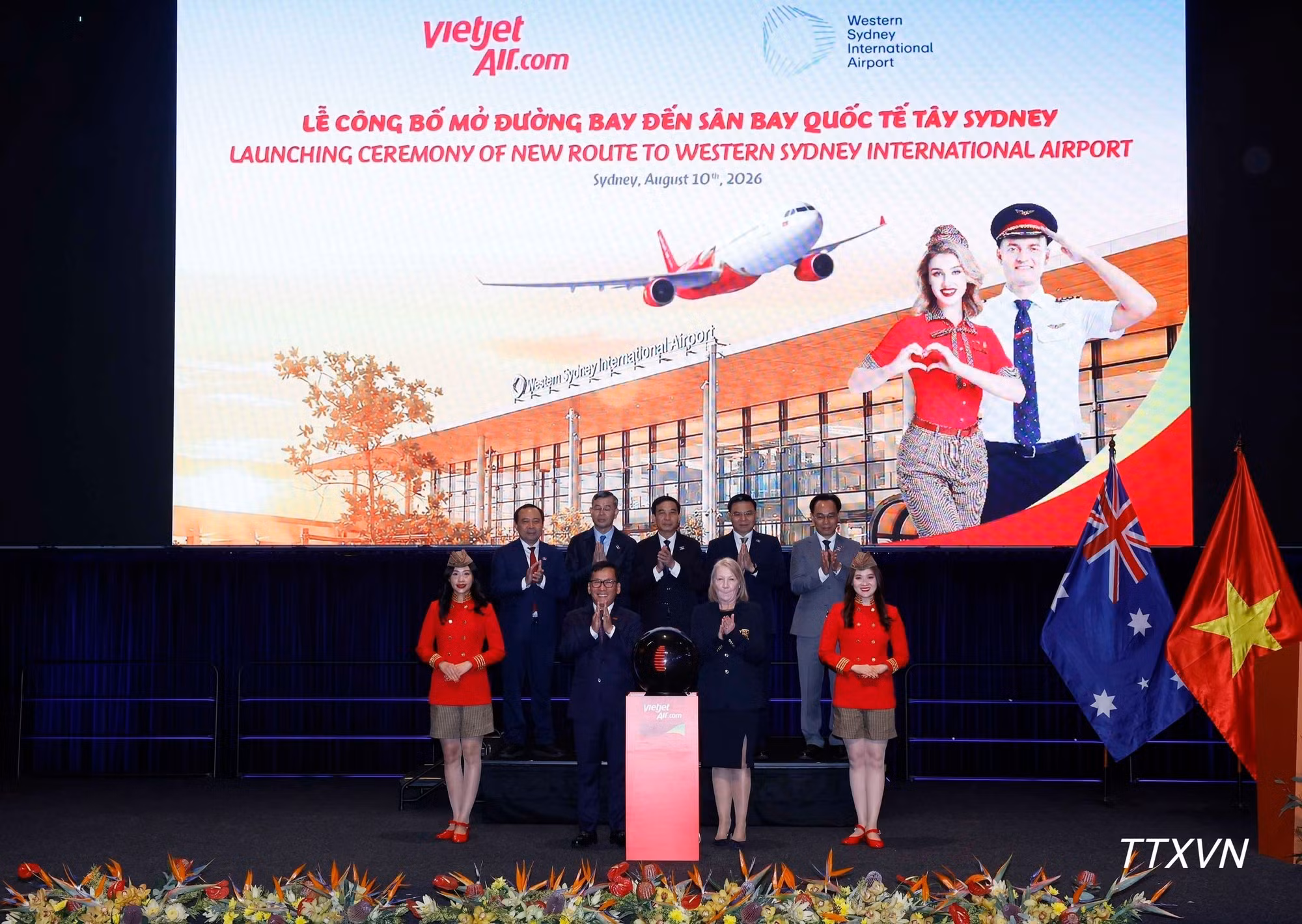 El general Phan Van Giang, miembro del Buró Político, viceprimer ministro y ministro de Defensa, y los delegados presencian la ceremonia de inauguración de la ruta aérea de Vietjet Air al Aeropuerto Internacional de Western Sydney. (Foto: VNA)