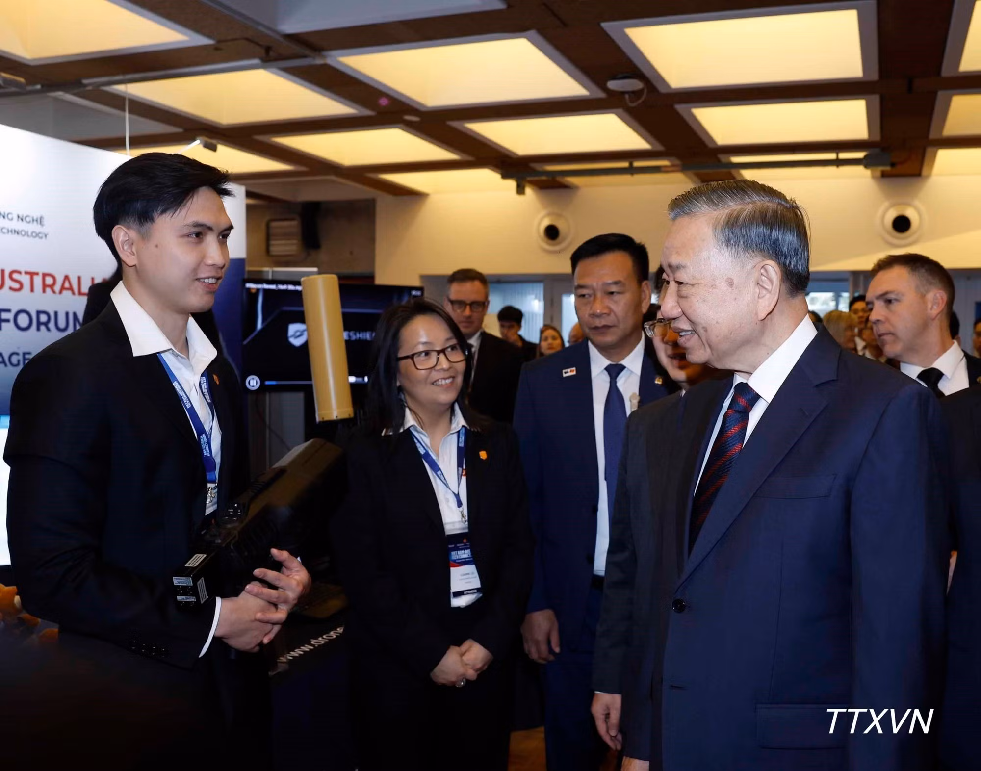 El secretario general del Partido Comunista de Vietnam y presidente del país, To Lam, visita el área de exhibición que muestra los logros de la cooperación científica y tecnológica, la innovación, la inversión y la educación entre Vietnam y Australia. (Foto: VNA)