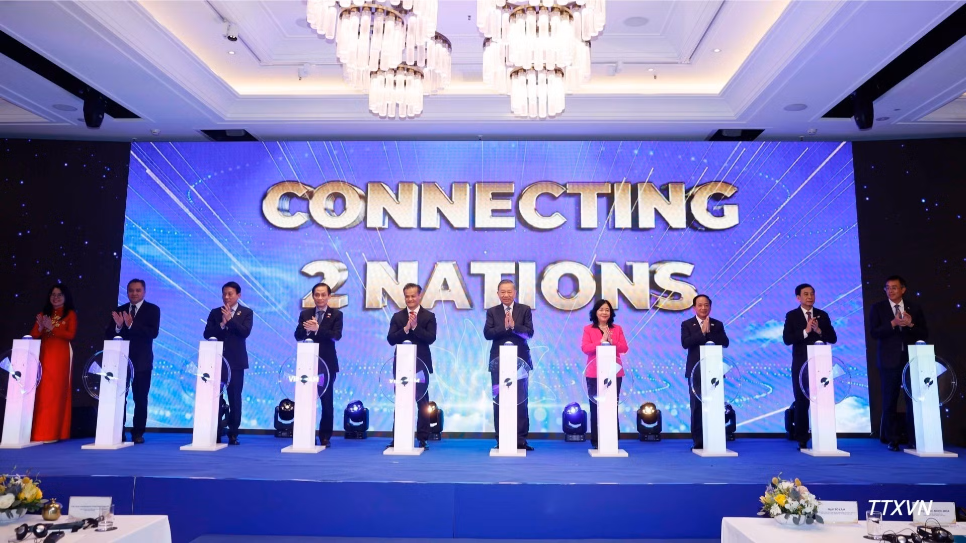 El secretario general del Partido Comunista de Vietnam y presidente del país, To Lam, y los delegados en la ceremonia conmemorativa de los 35 años de conectividad aérea y turística entre Vietnam y Australia. (Foto: VNA)