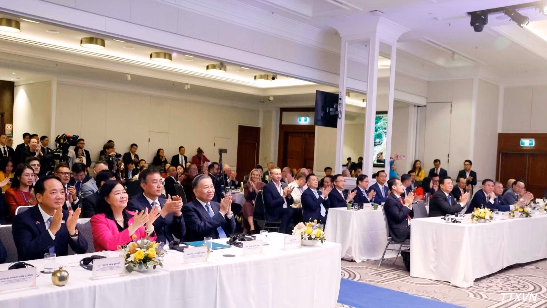El secretario general del Partido Comunista de Vietnam y presidente del país, To Lam, y los asistentes al programa. (Foto: VNA)