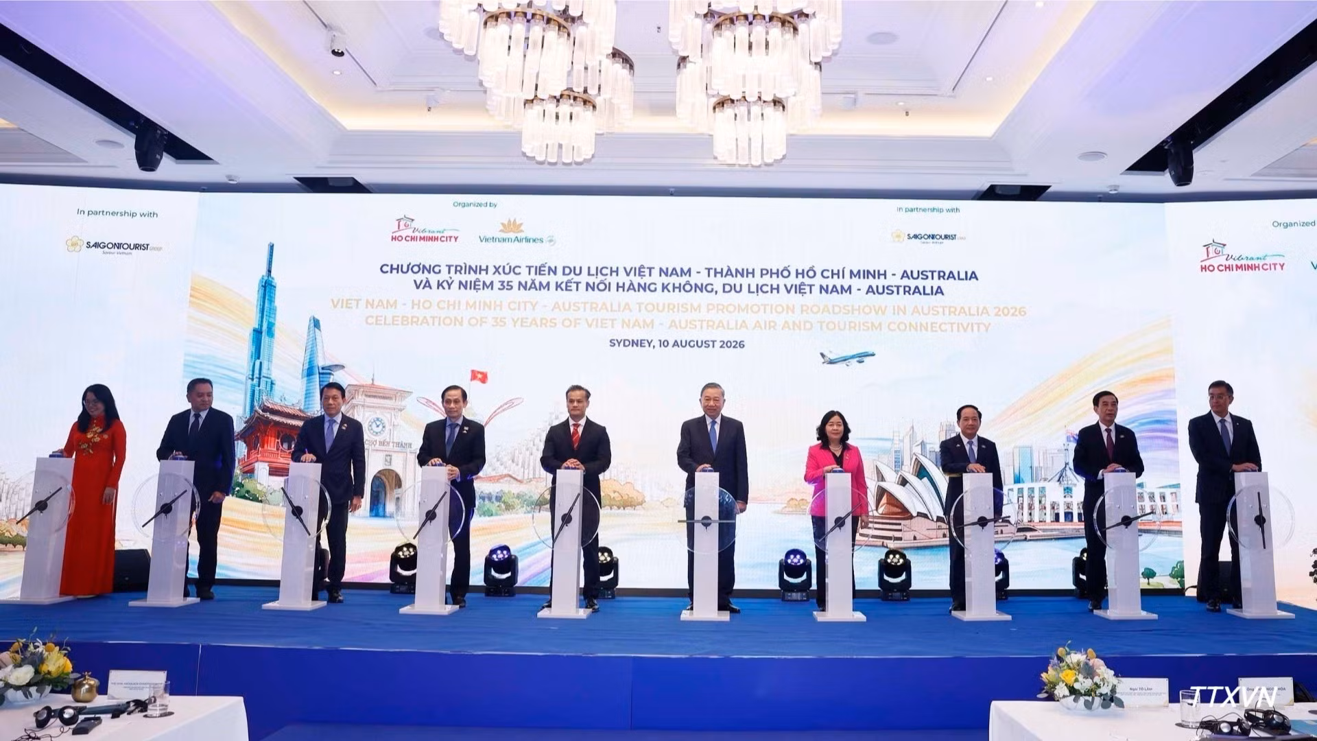 El secretario general del Partido Comunista de Vietnam y presidente del país, To Lam, y los delegados en la ceremonia conmemorativa de los 35 años de conectividad aérea y turística entre Vietnam y Australia. (Foto: VNA)