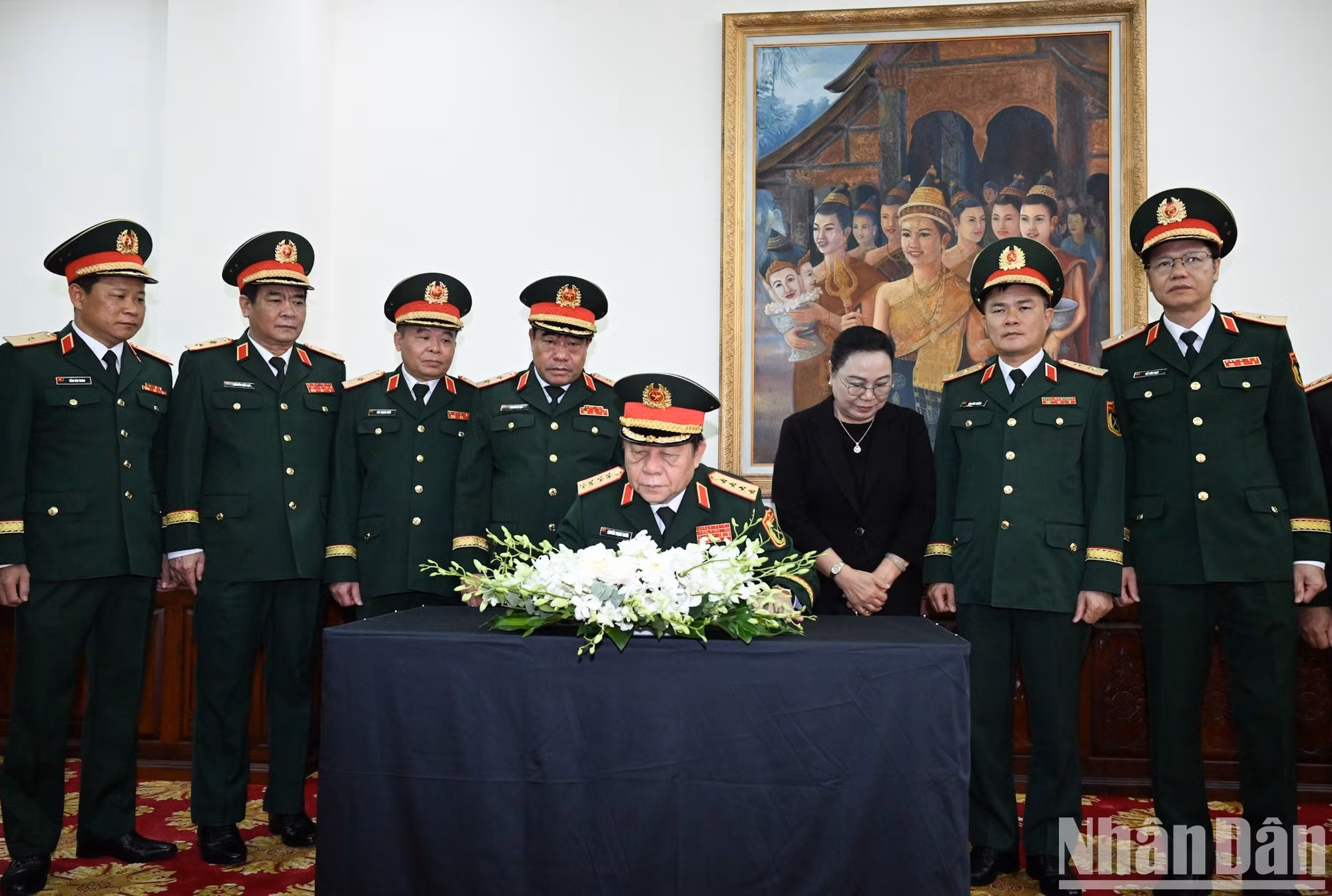 El general Nguyen Trong Nghia firma el libro de condolencias por el fallecimiento del presidente de la Asamblea Nacional de Laos, Xaysomphone Phomvihane.