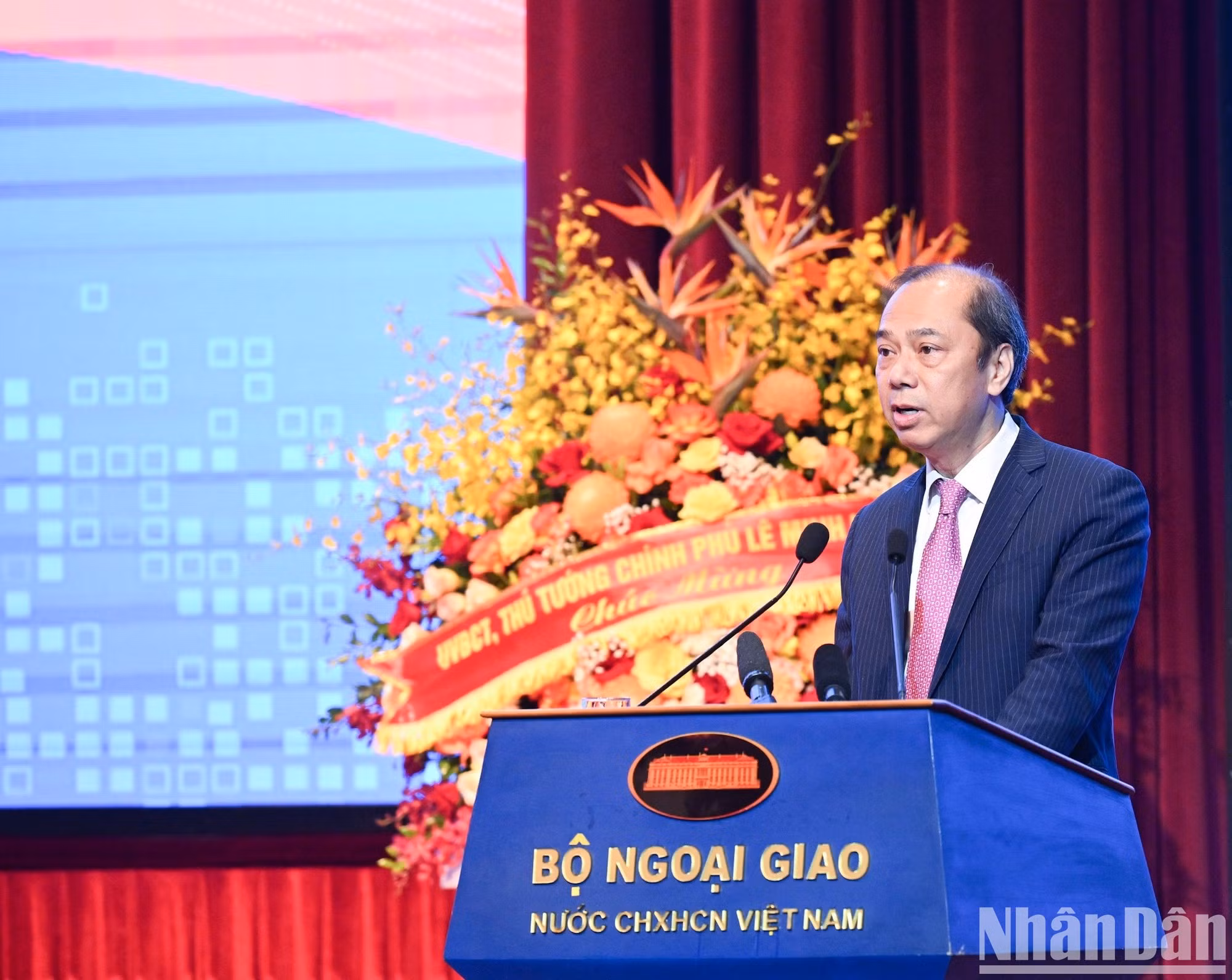 Nguyen Quoc Dung, embajador de Vietnam en Estados Unidos, presenta una ponencia.