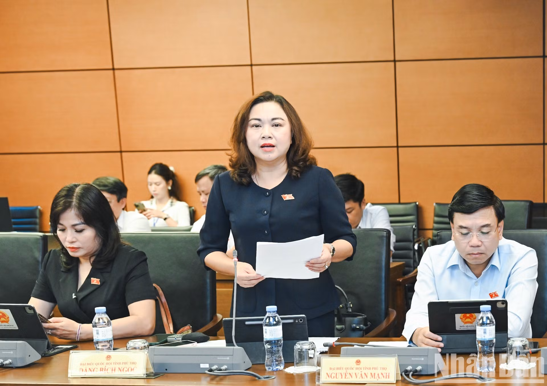 La diputada de la Asamblea Nacional de la provincia de Phu Tho, Dang Bich Ngoc, interviene durante el debate.