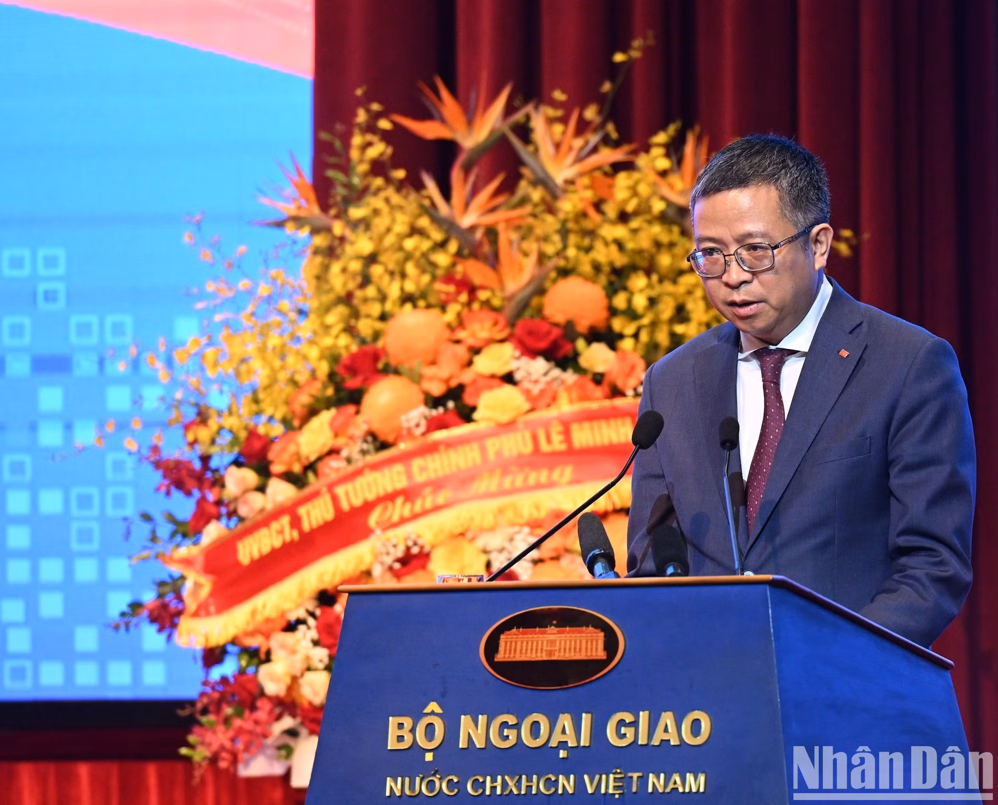 Pham Thanh Binh, embajador de Vietnam en China, presenta una ponencia.